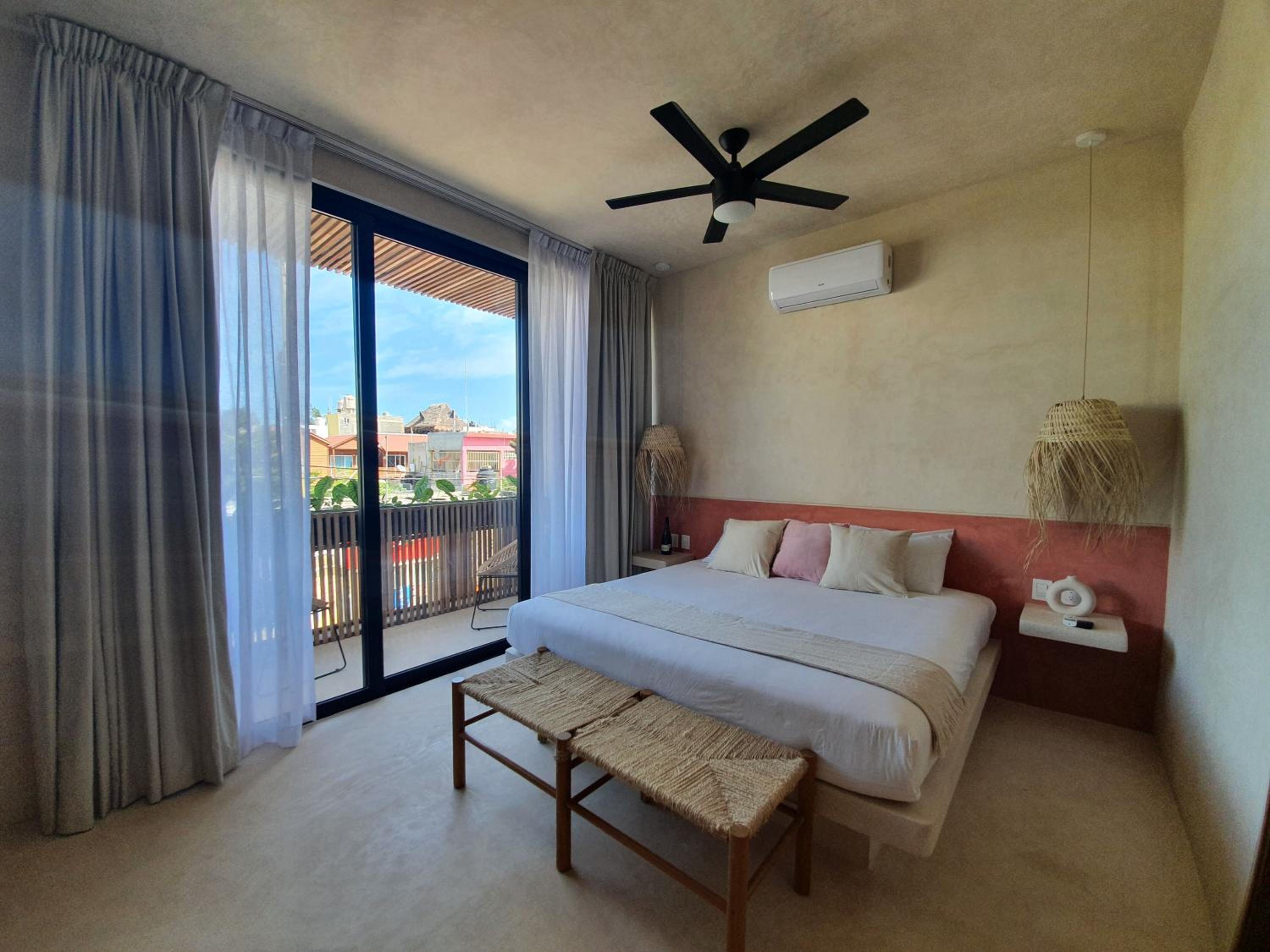 King Suite with Balcony - Photo 3