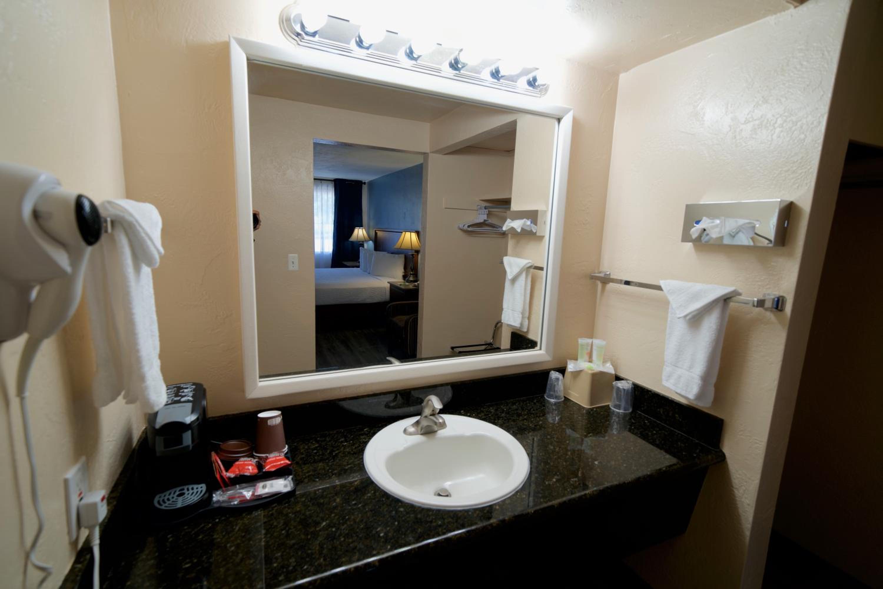 King Room - Non-Smoking - Photo 7