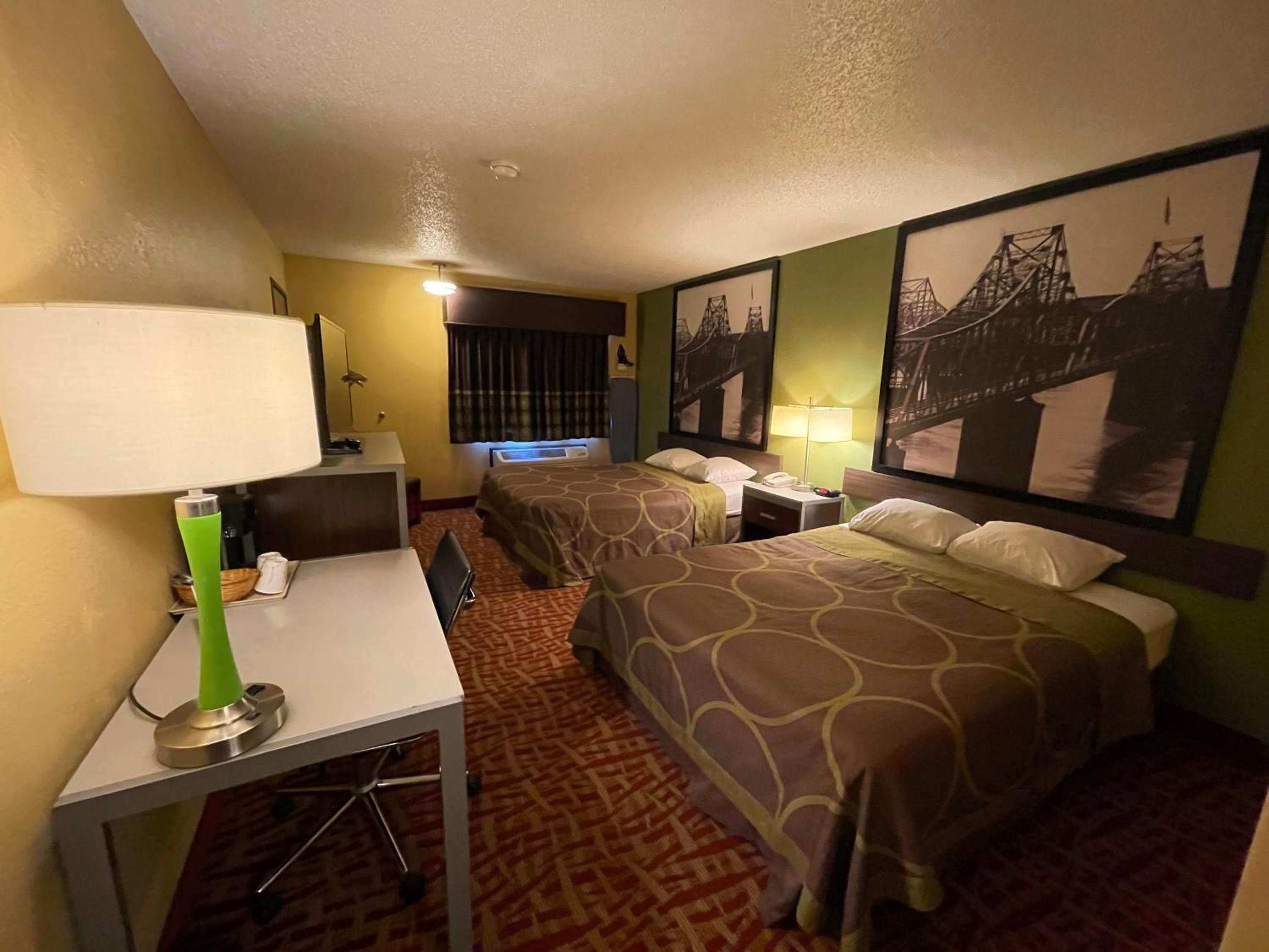 QQ1 Queen Room with Two Queen Beds - Smoking - Photo 3