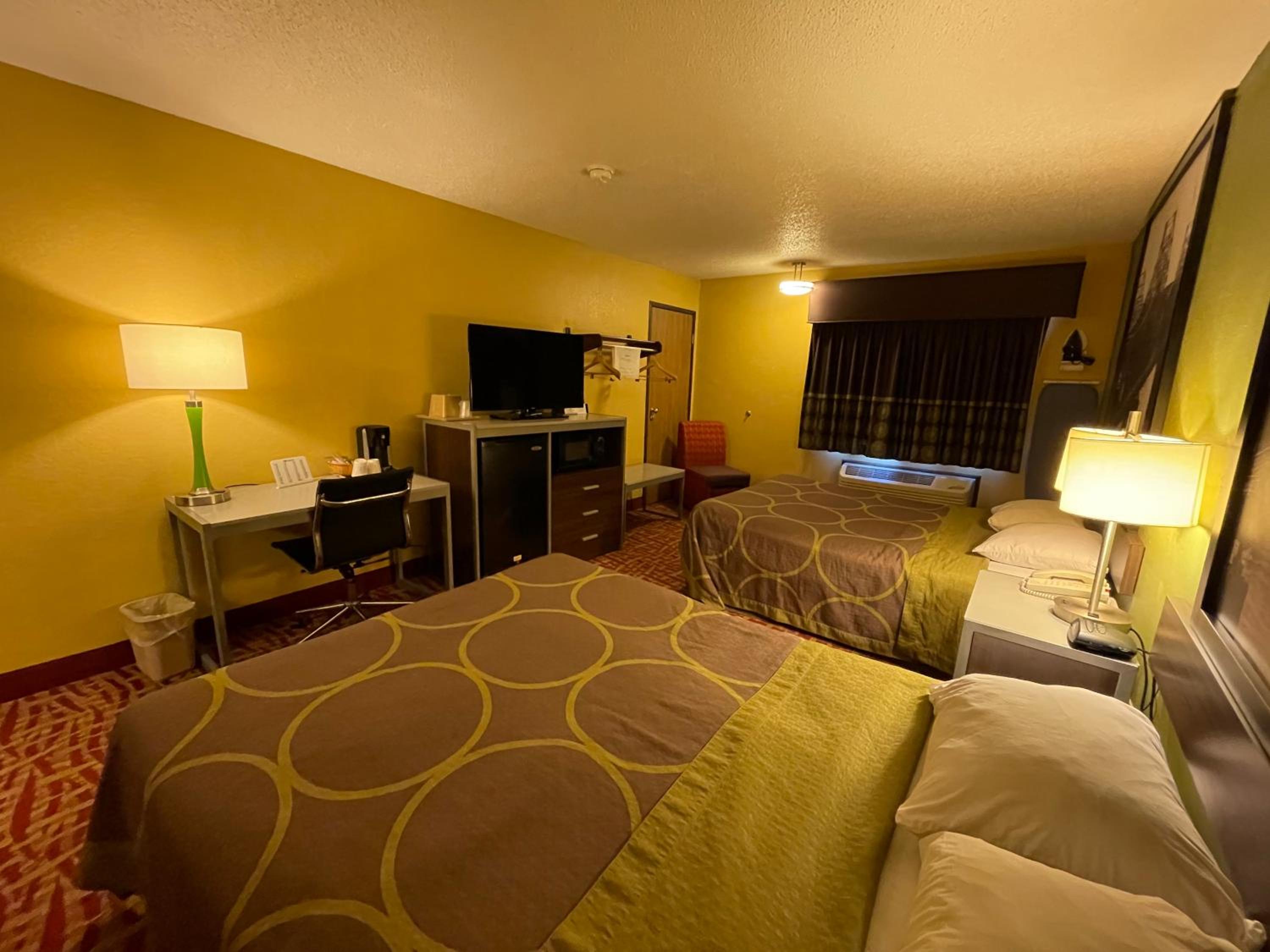 QQ1 Queen Room with Two Queen Beds - Smoking - Photo 1