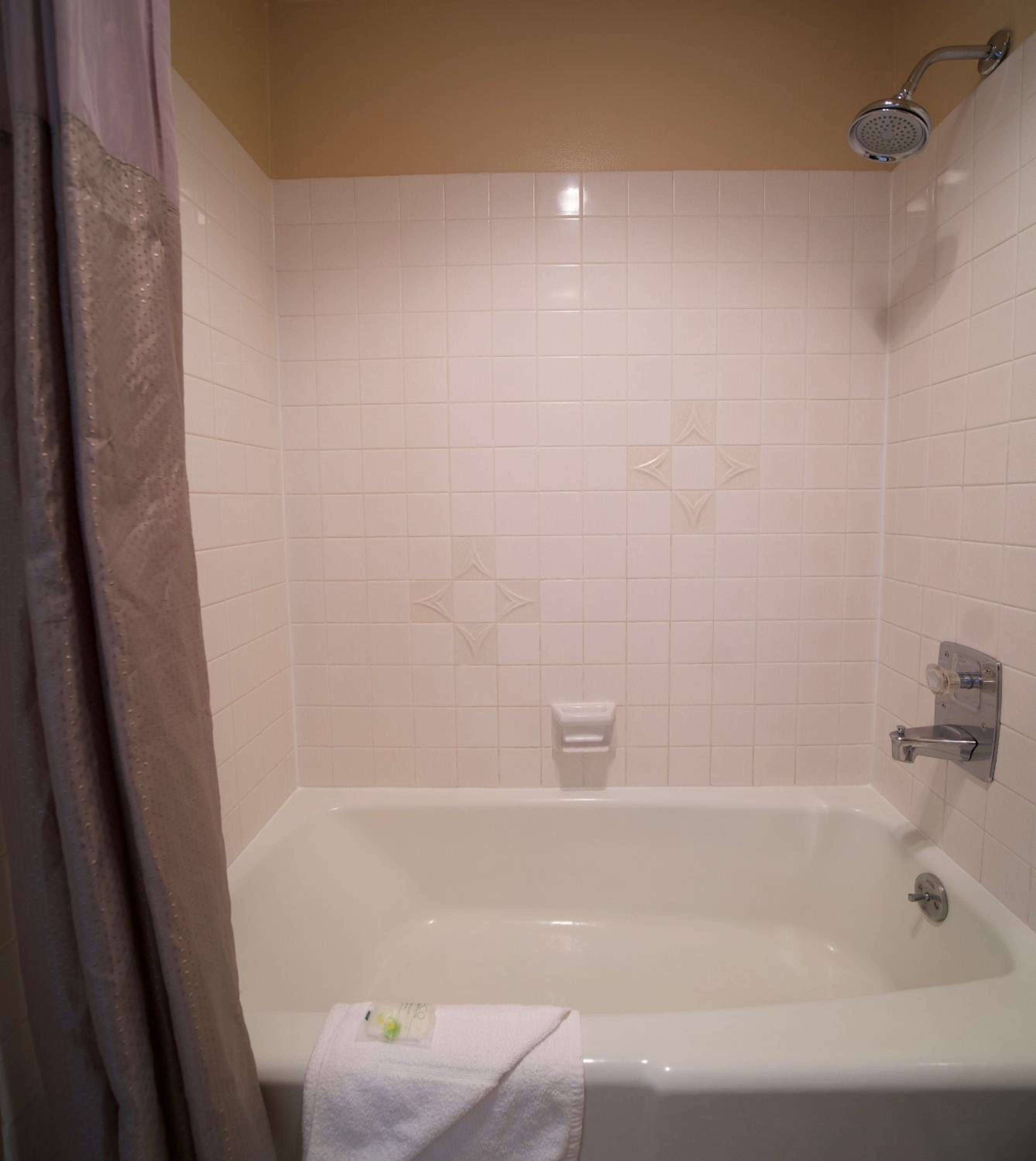 Queen Room with Two Queen Beds - Non-Smoking - Photo 7