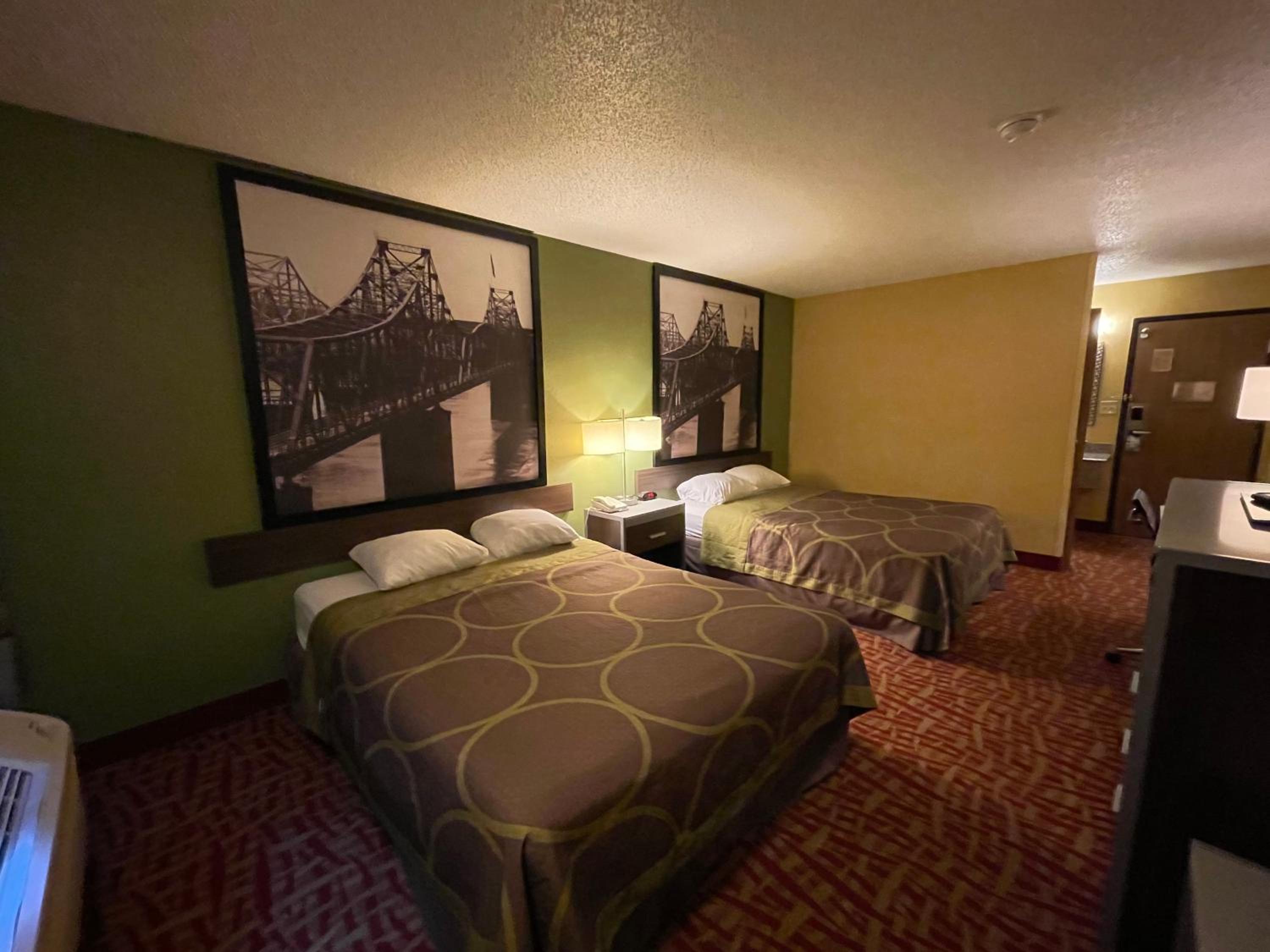QQ1 Queen Room with Two Queen Beds - Smoking - Photo 2