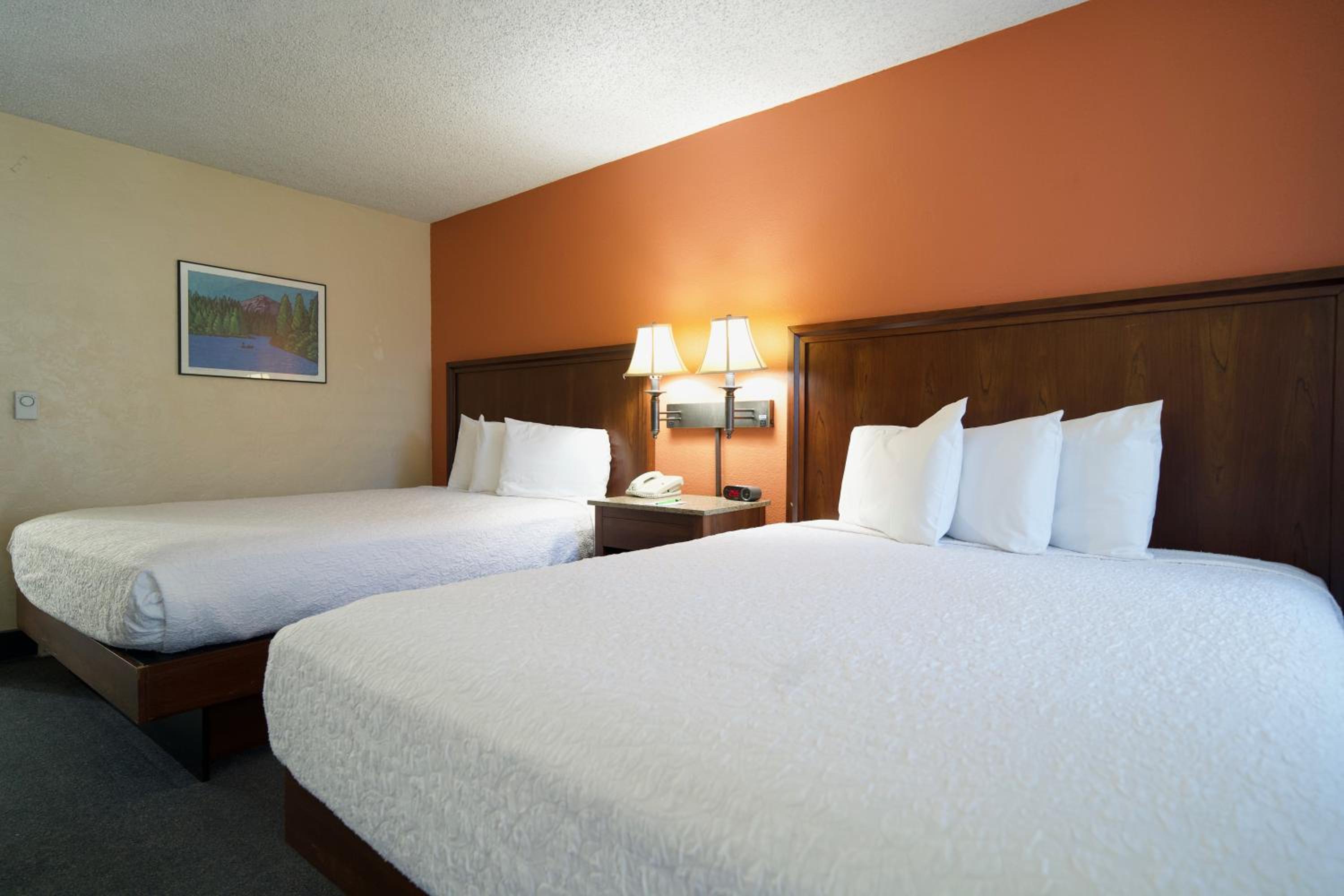 Queen Room with Two Queen Beds - Non-Smoking - Photo 5