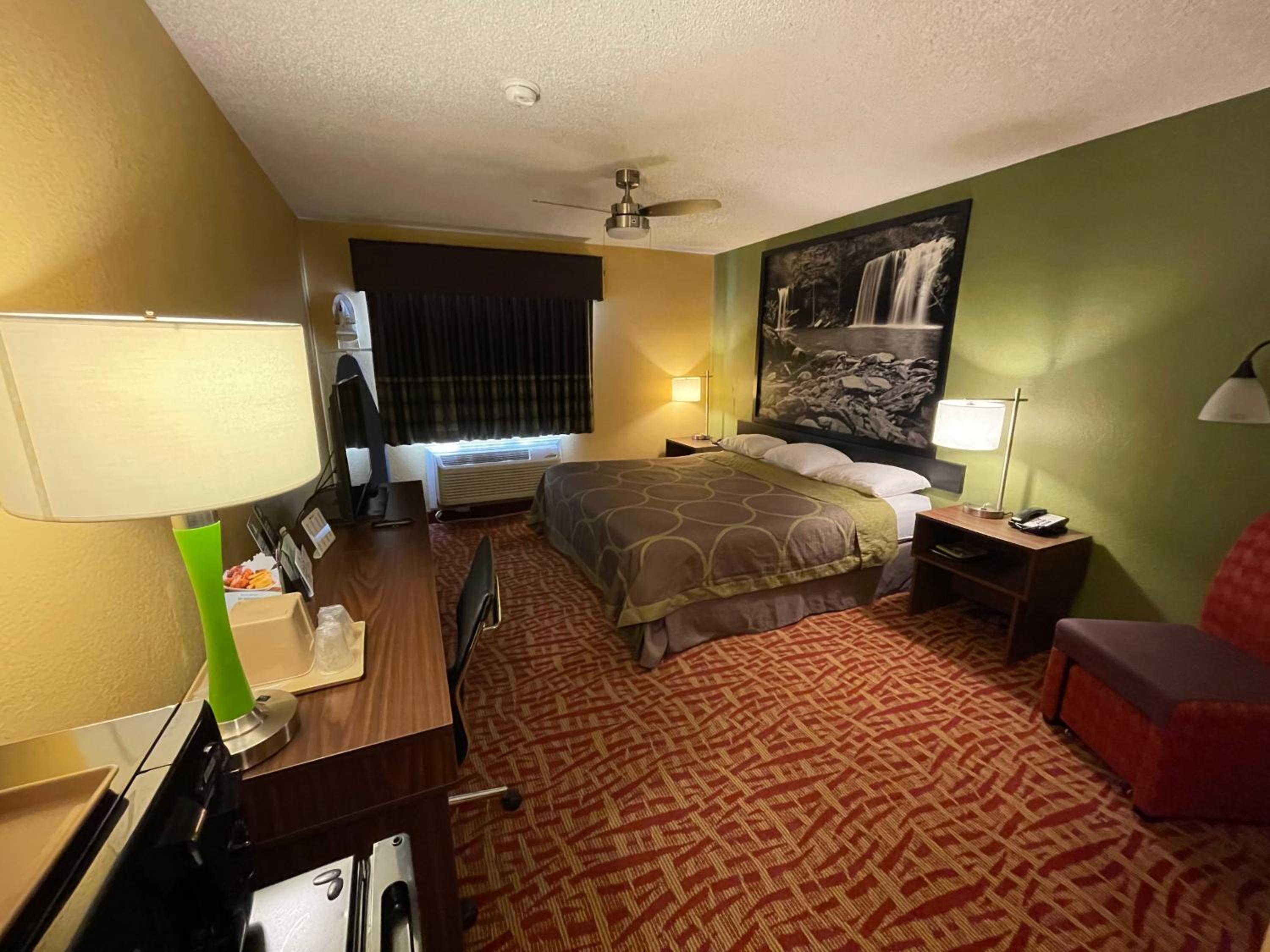 King Room - Non-Smoking - Photo 2