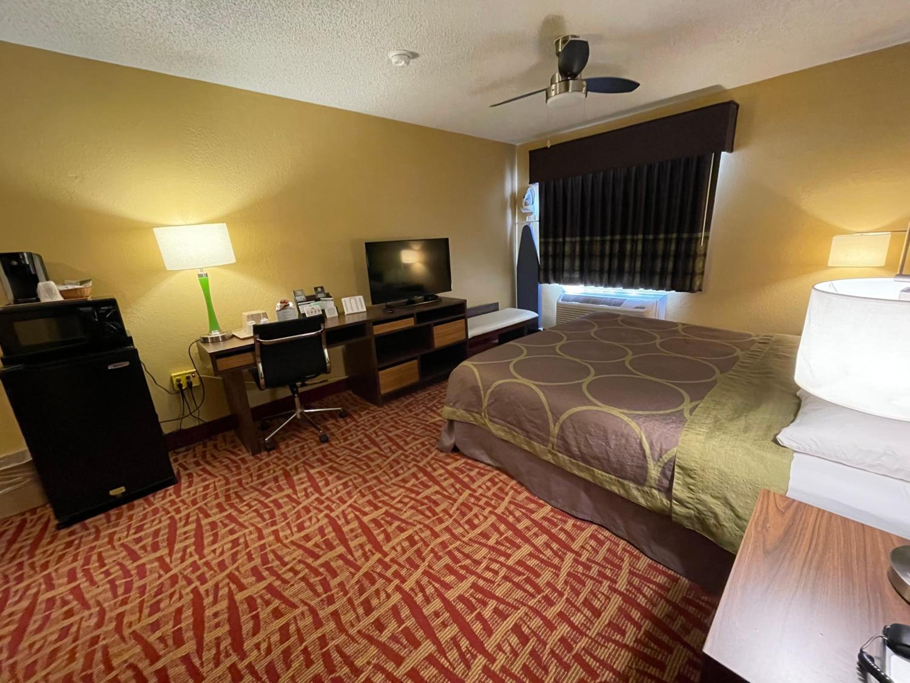 King Room - Non-Smoking - Photo 1