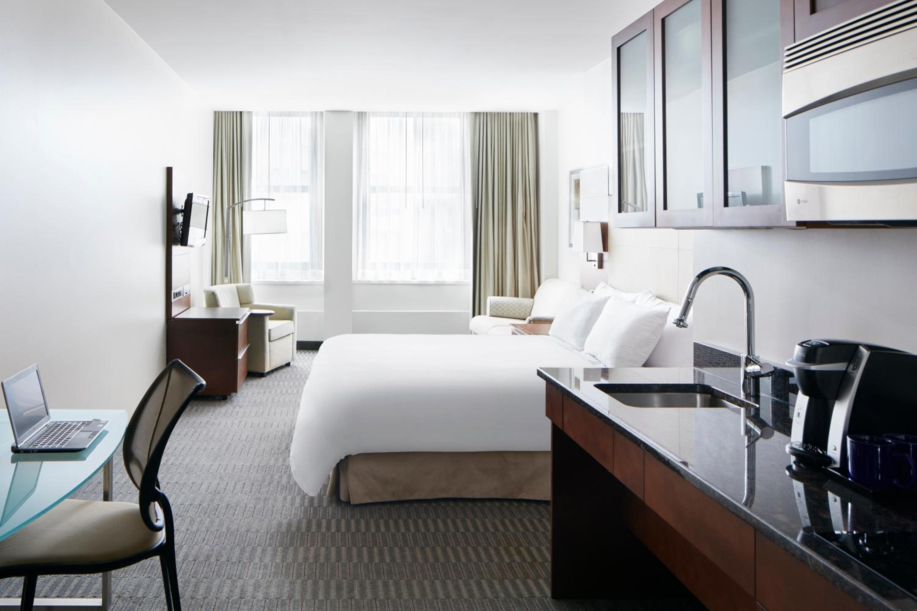 One-Bedroom Suite with Kitchenette  - Photo 2