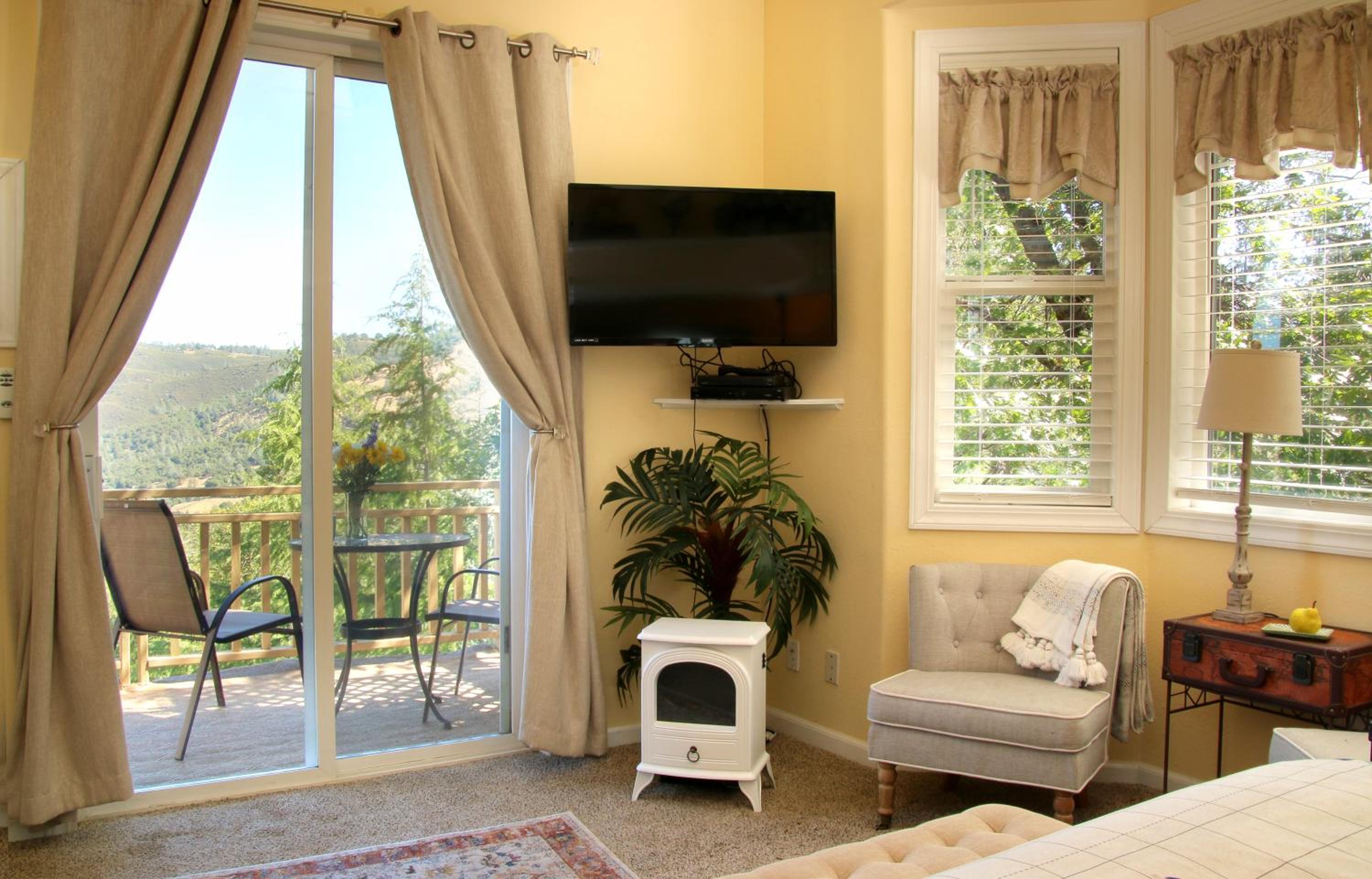 Queen Suite with Pool View photo 1
