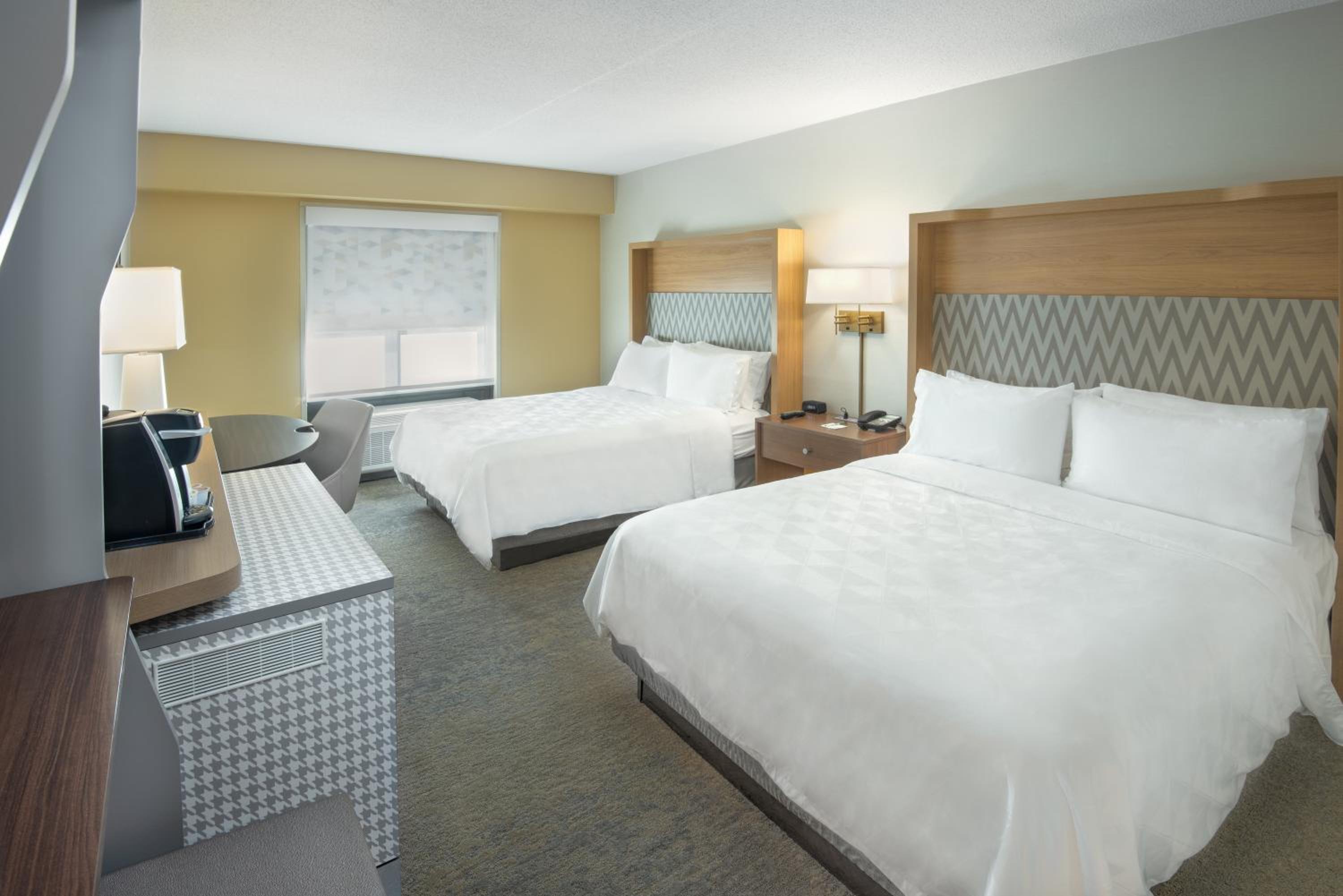 Standard Room with Two Queen Beds - Photo 4