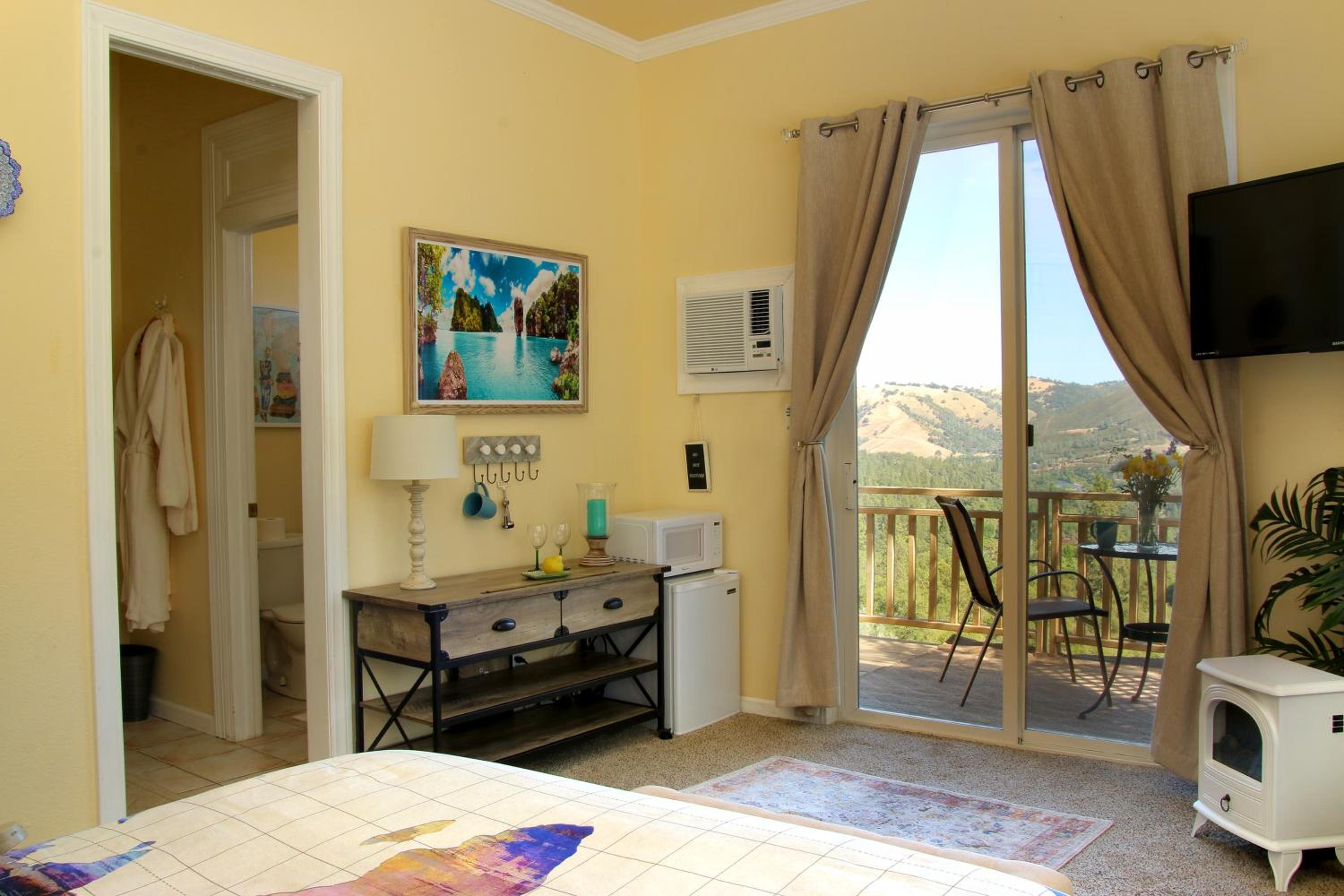 Queen Suite with Pool View photo 3