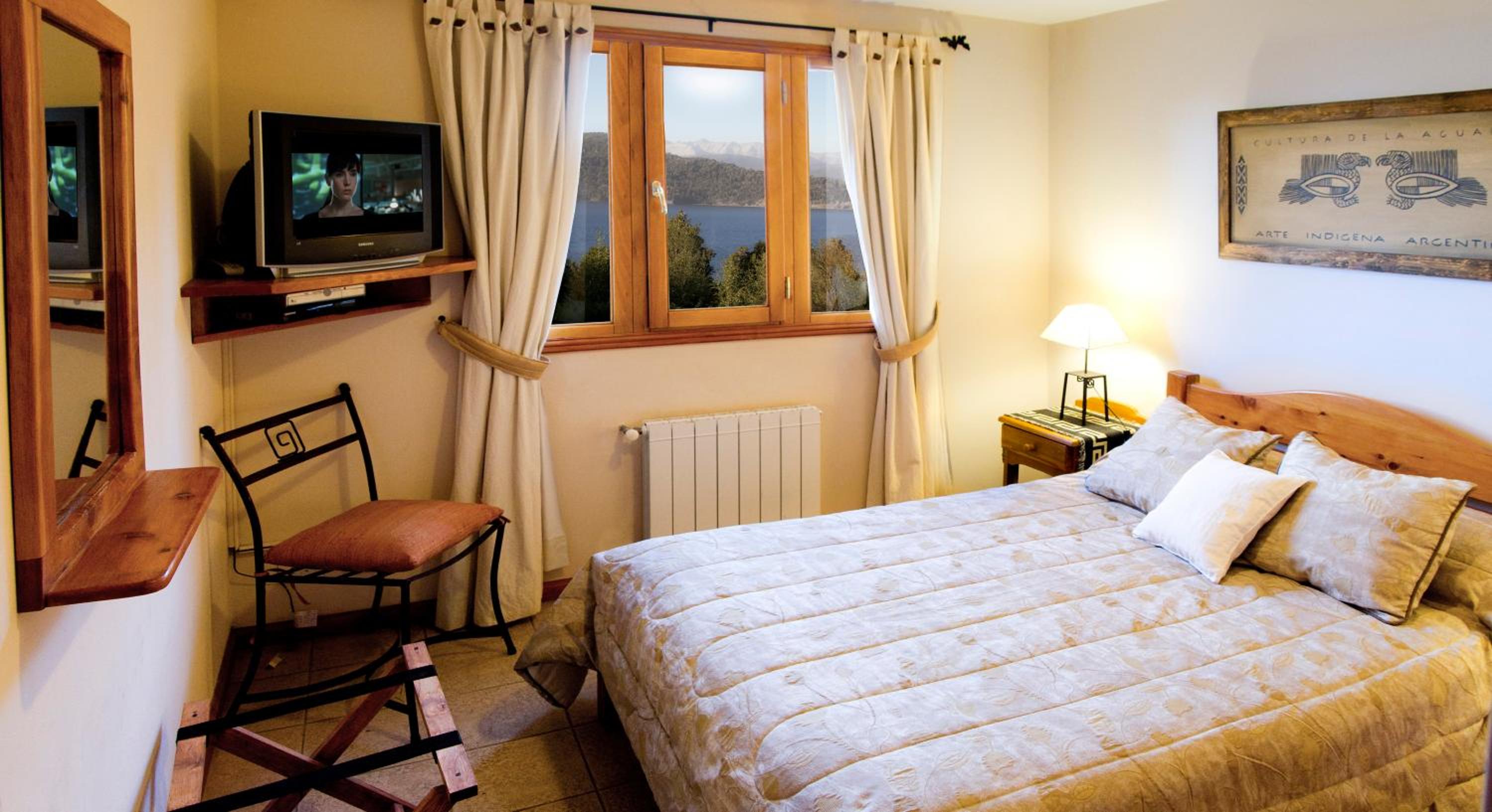 Two-Bedroom Bungalow with Lake View photo 2