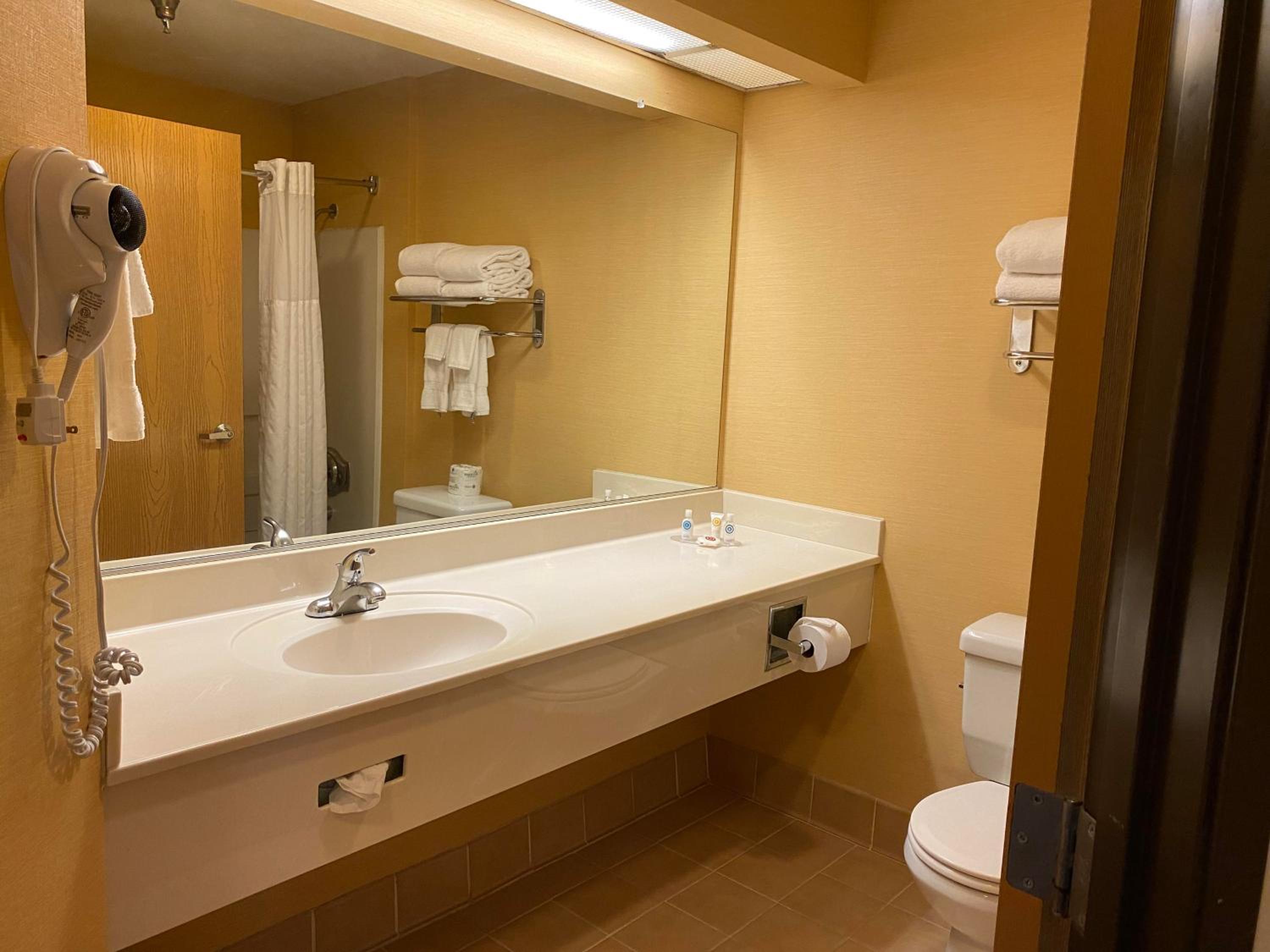 Queen Suite with Two Queen Beds - Non-Smoking - Photo 4