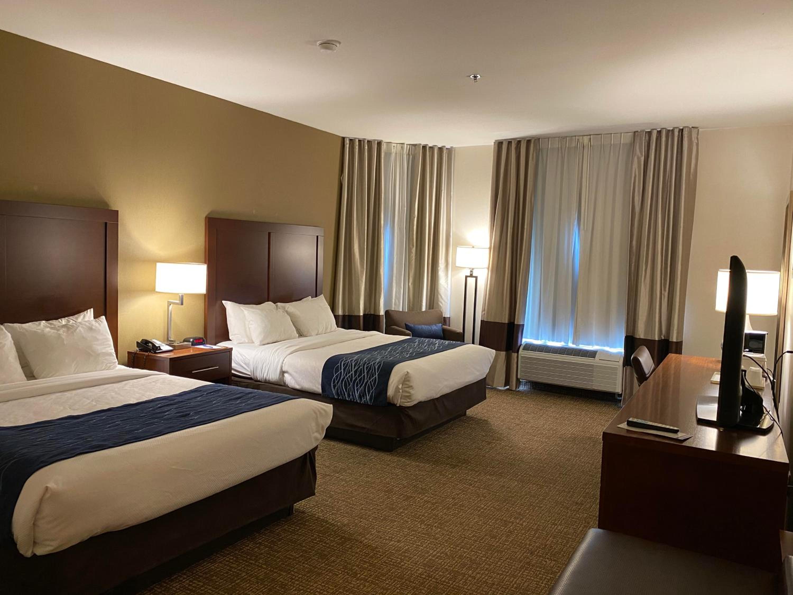 Queen Suite with Two Queen Beds - Non-Smoking - Photo 1