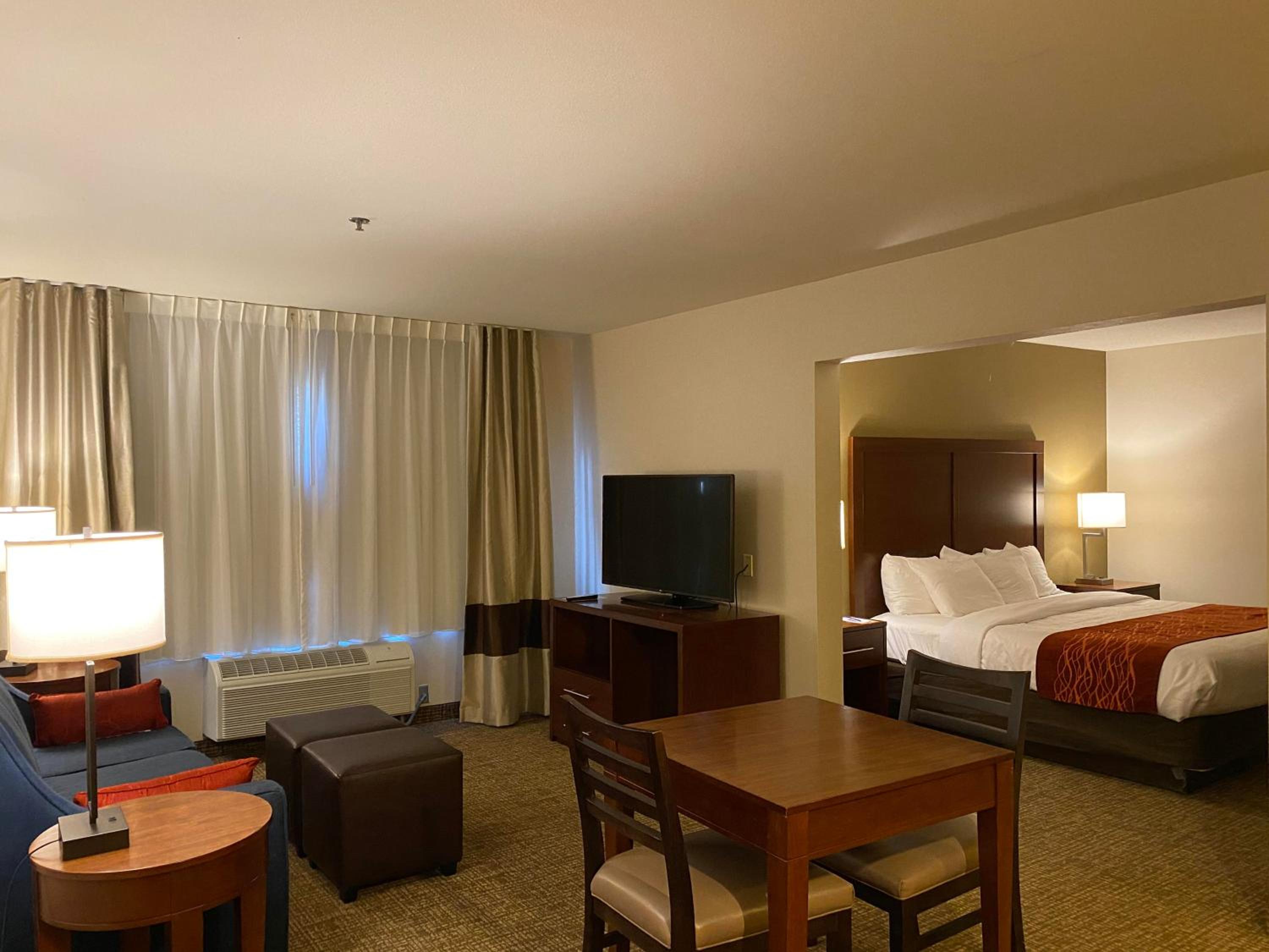 King Suite - Non-Smoking - Photo 5