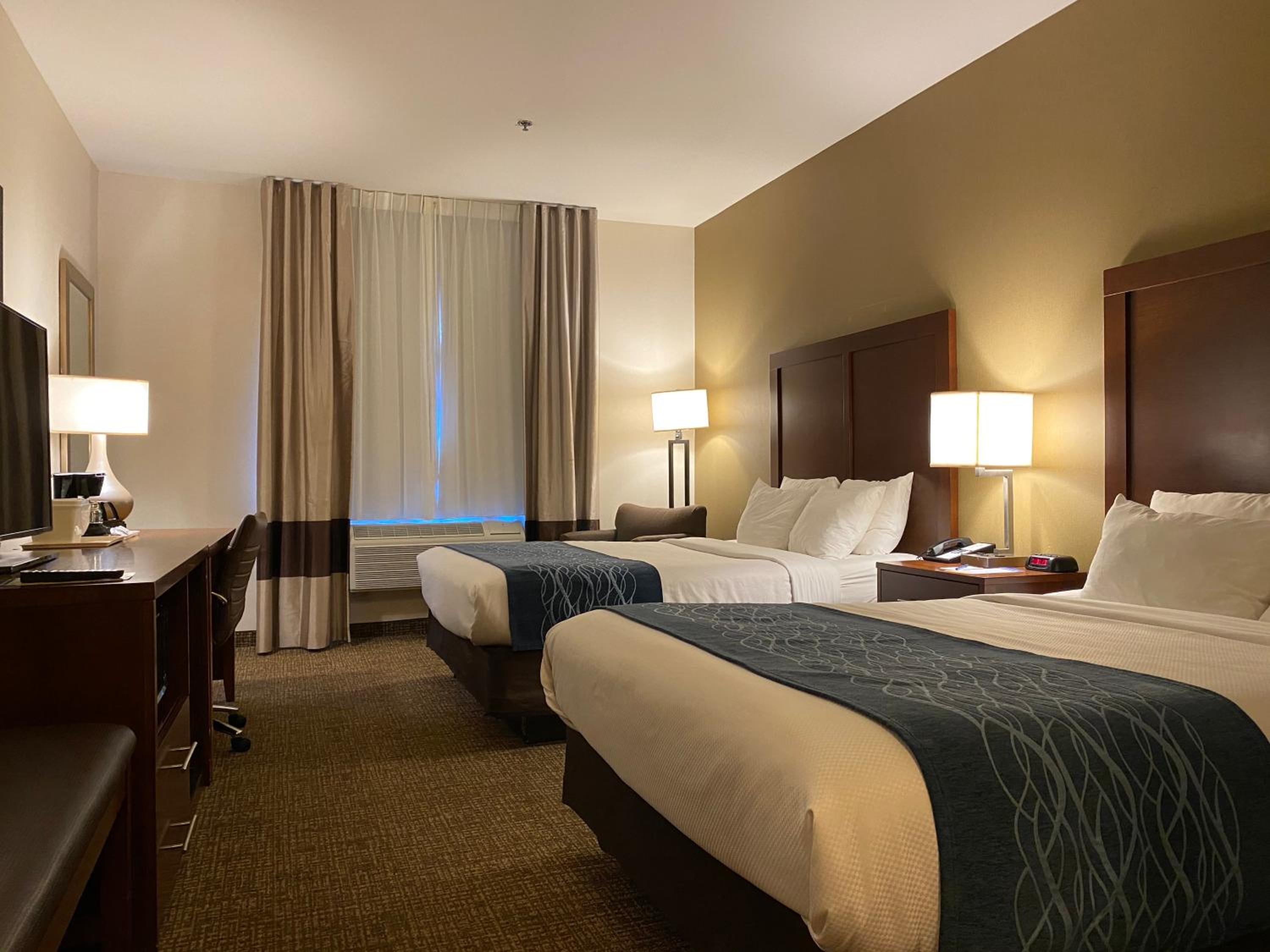 Standard Queen Room with Two Queen Beds - Non-Smoking - Photo 2