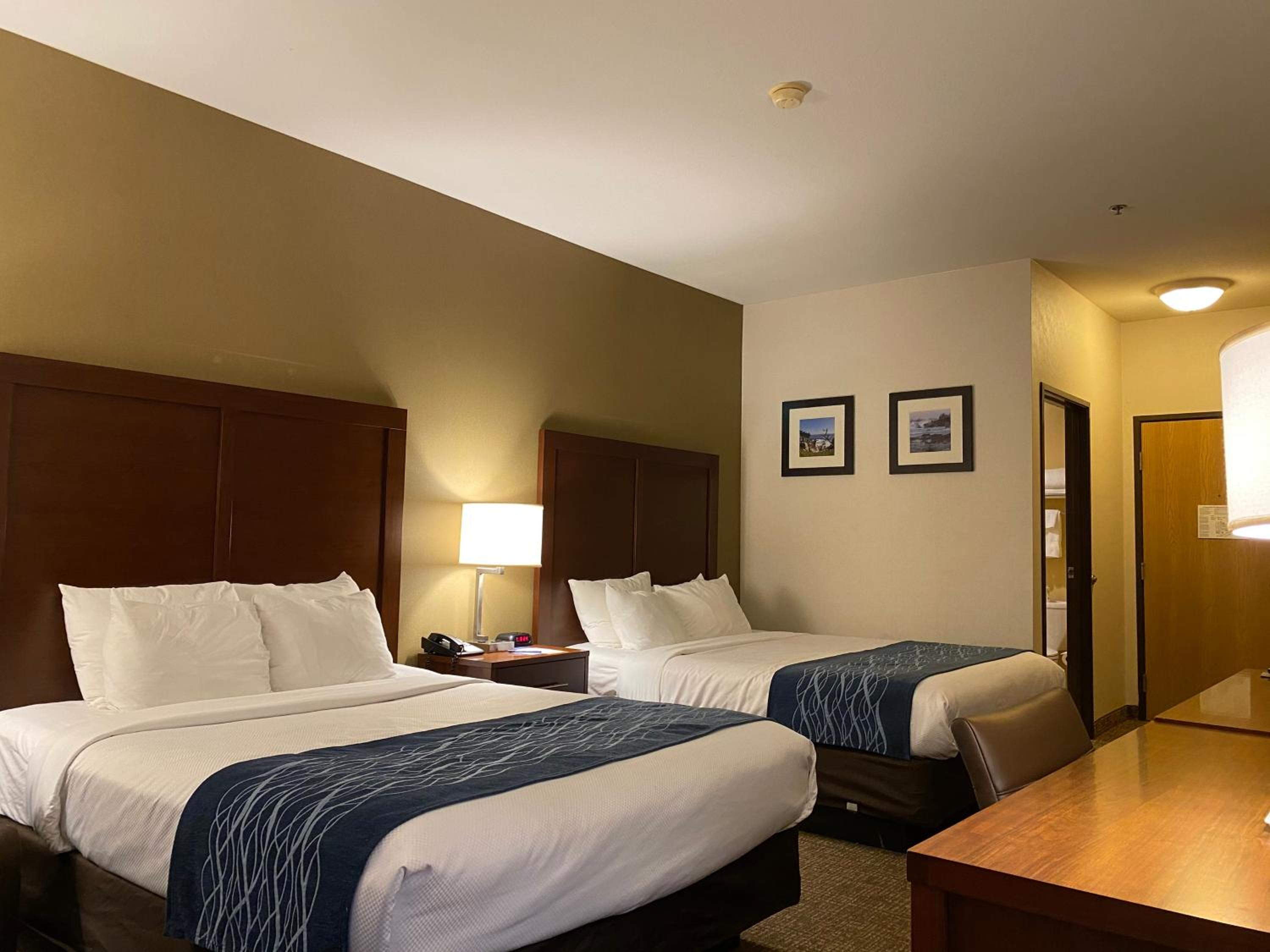 Standard Queen Room with Two Queen Beds - Non-Smoking - Photo 5