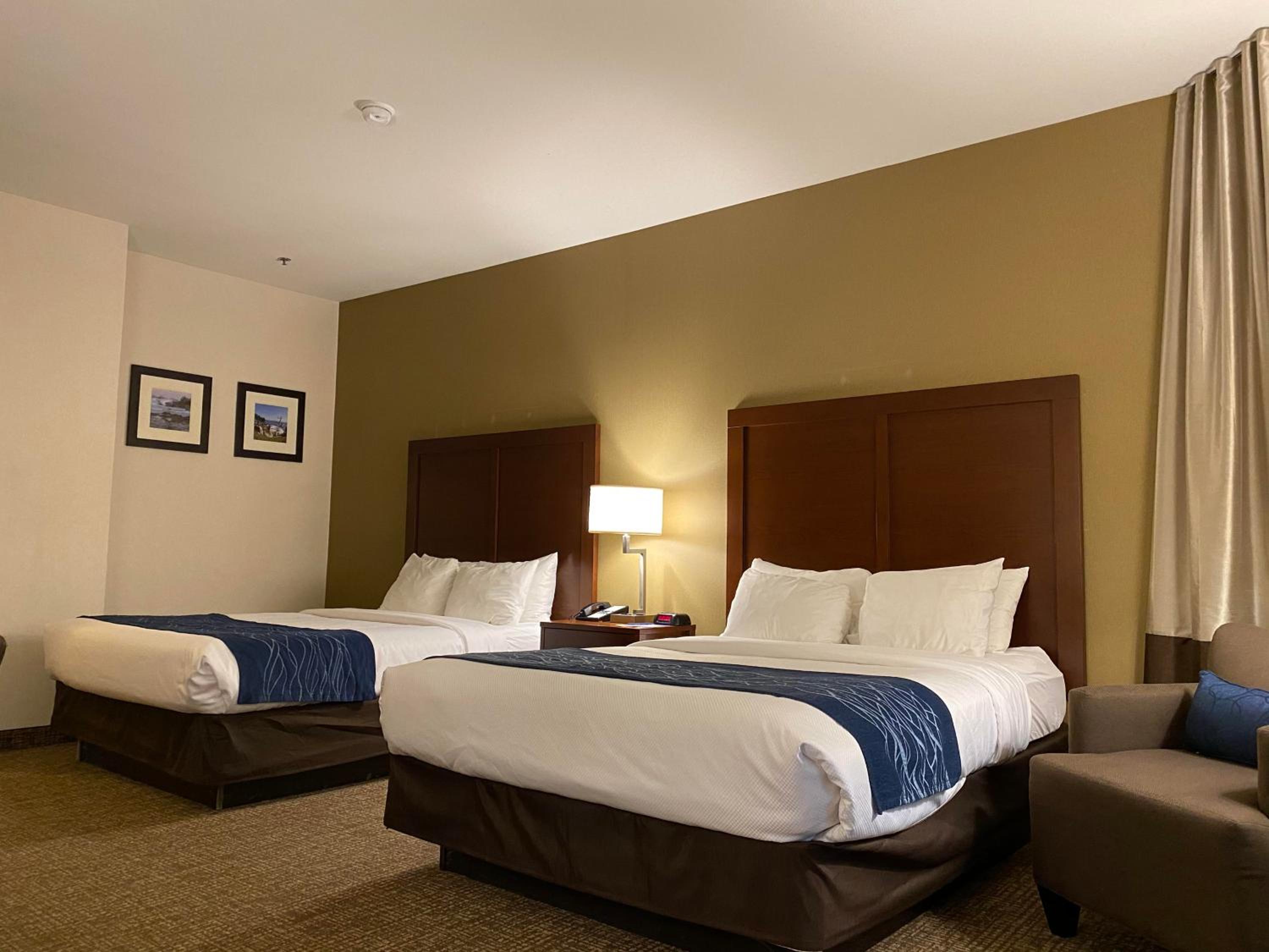 Queen Suite with Two Queen Beds - Non-Smoking - Photo 3