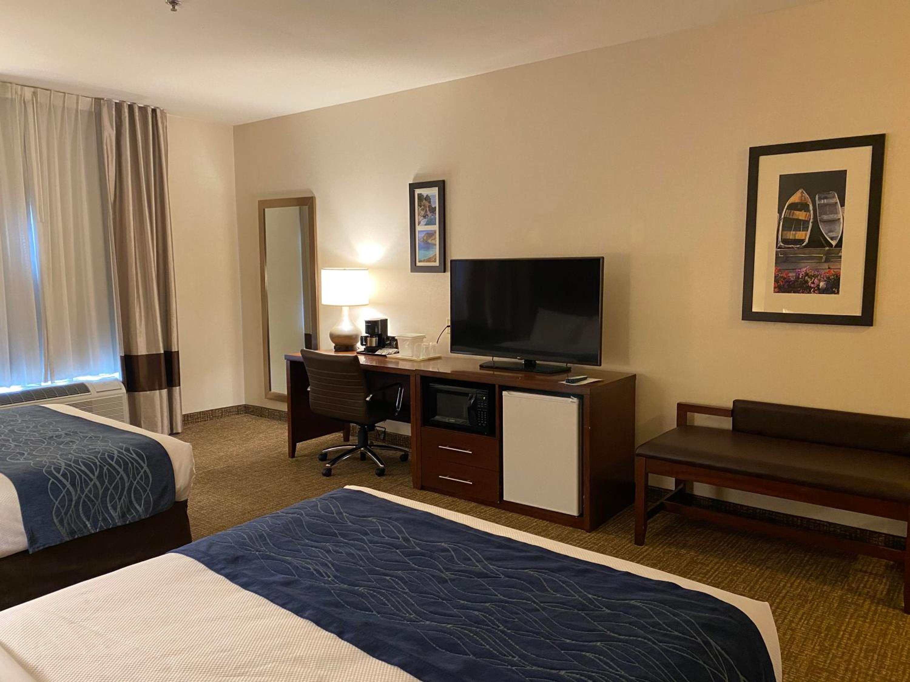 Queen Suite with Two Queen Beds - Non-Smoking - Photo 5