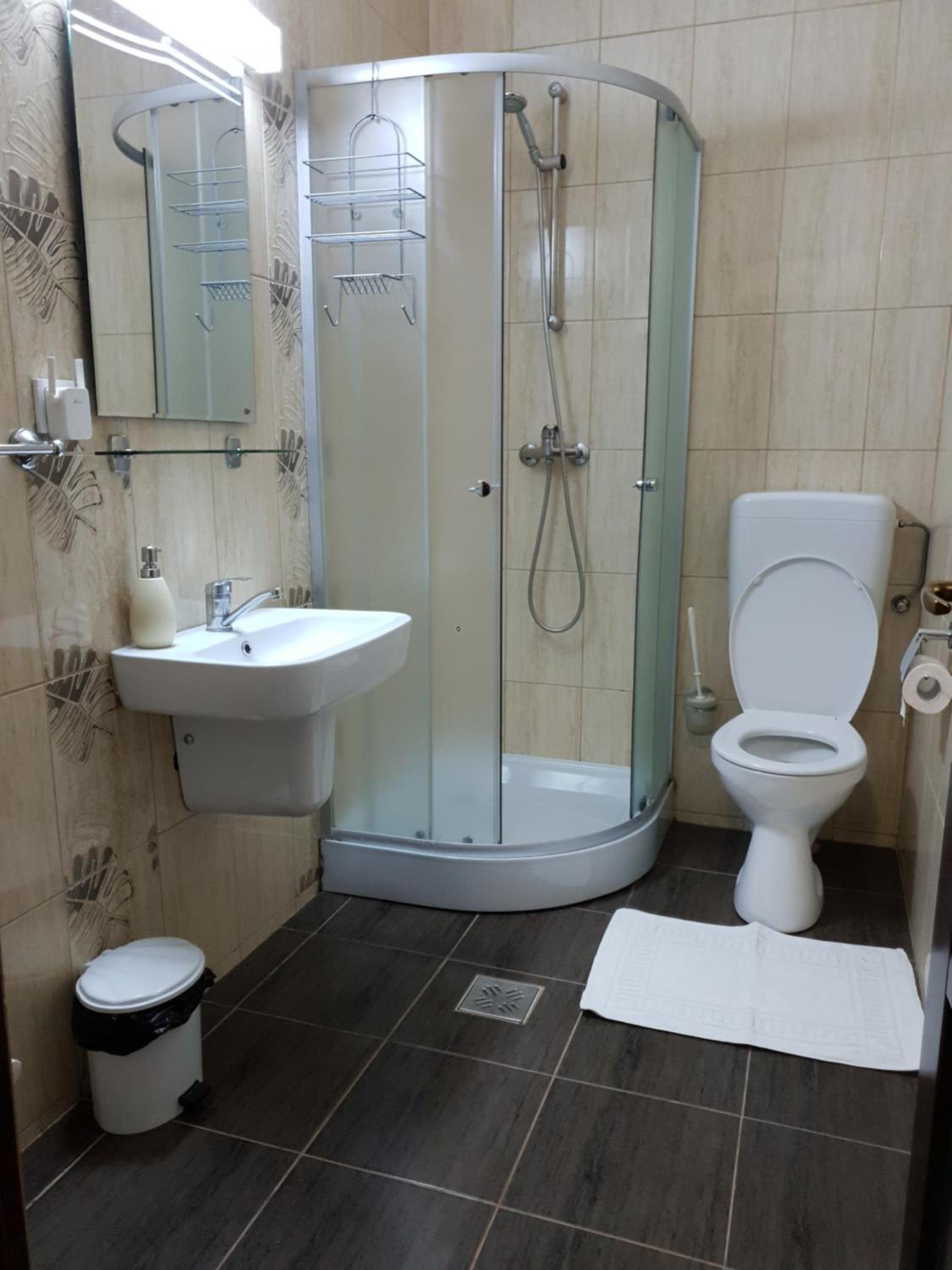 Double Room with Private Bathroom - Photo 4