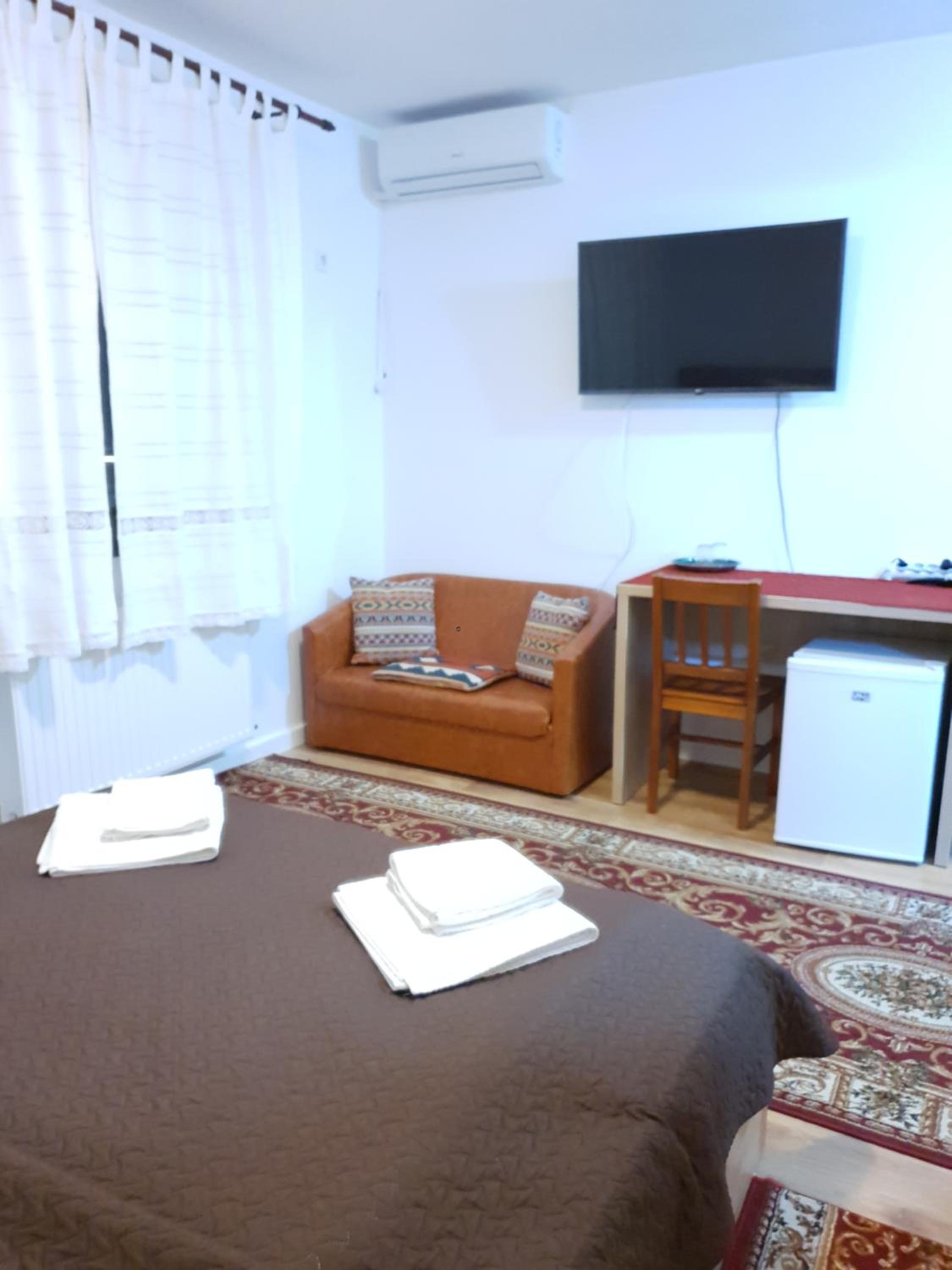 Double Room with Private Bathroom - Photo 3