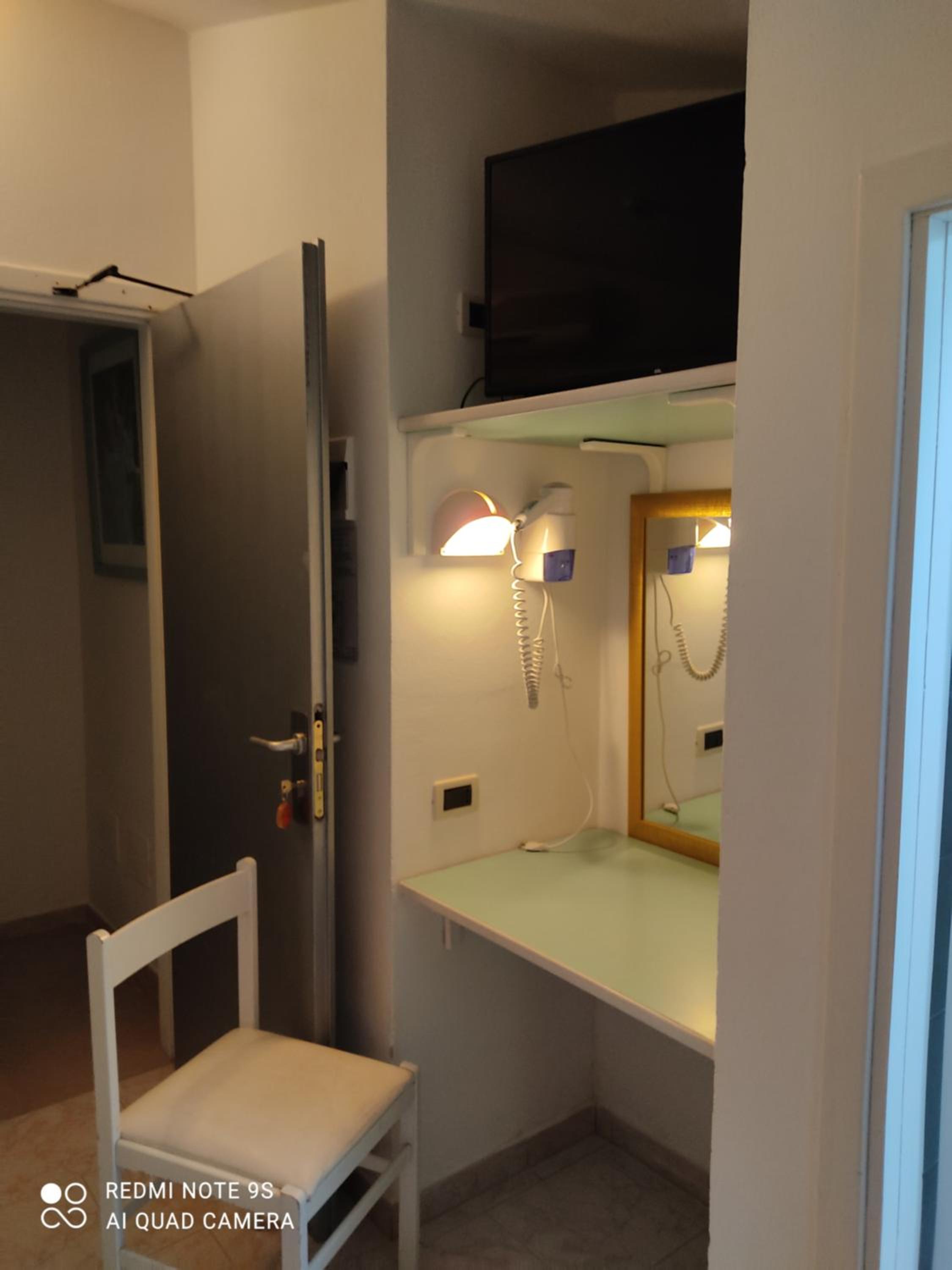 Small Single Room photo 2