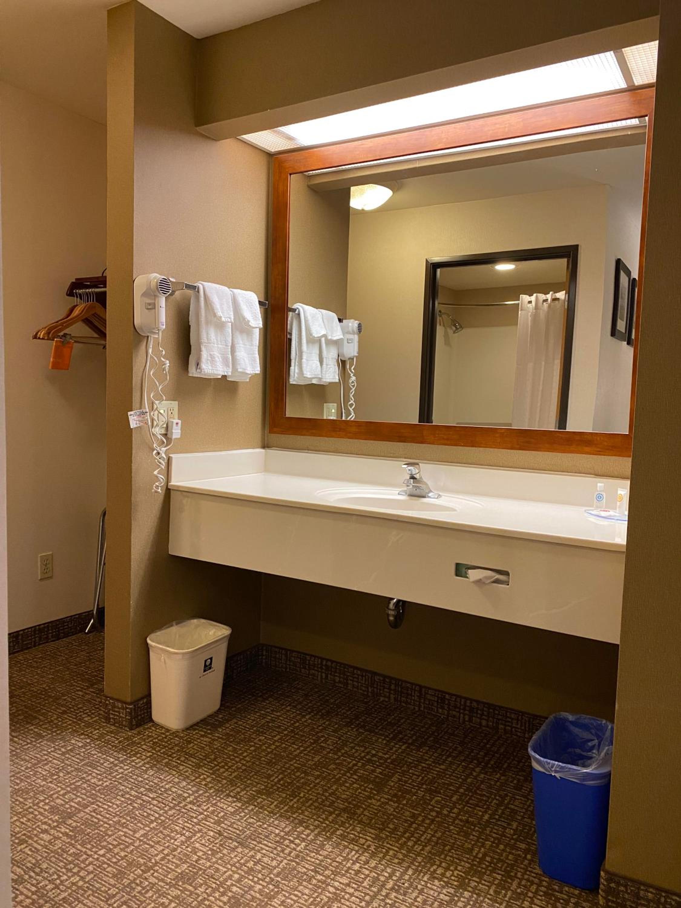 Standard King Room - Non-Smoking  - Photo 3