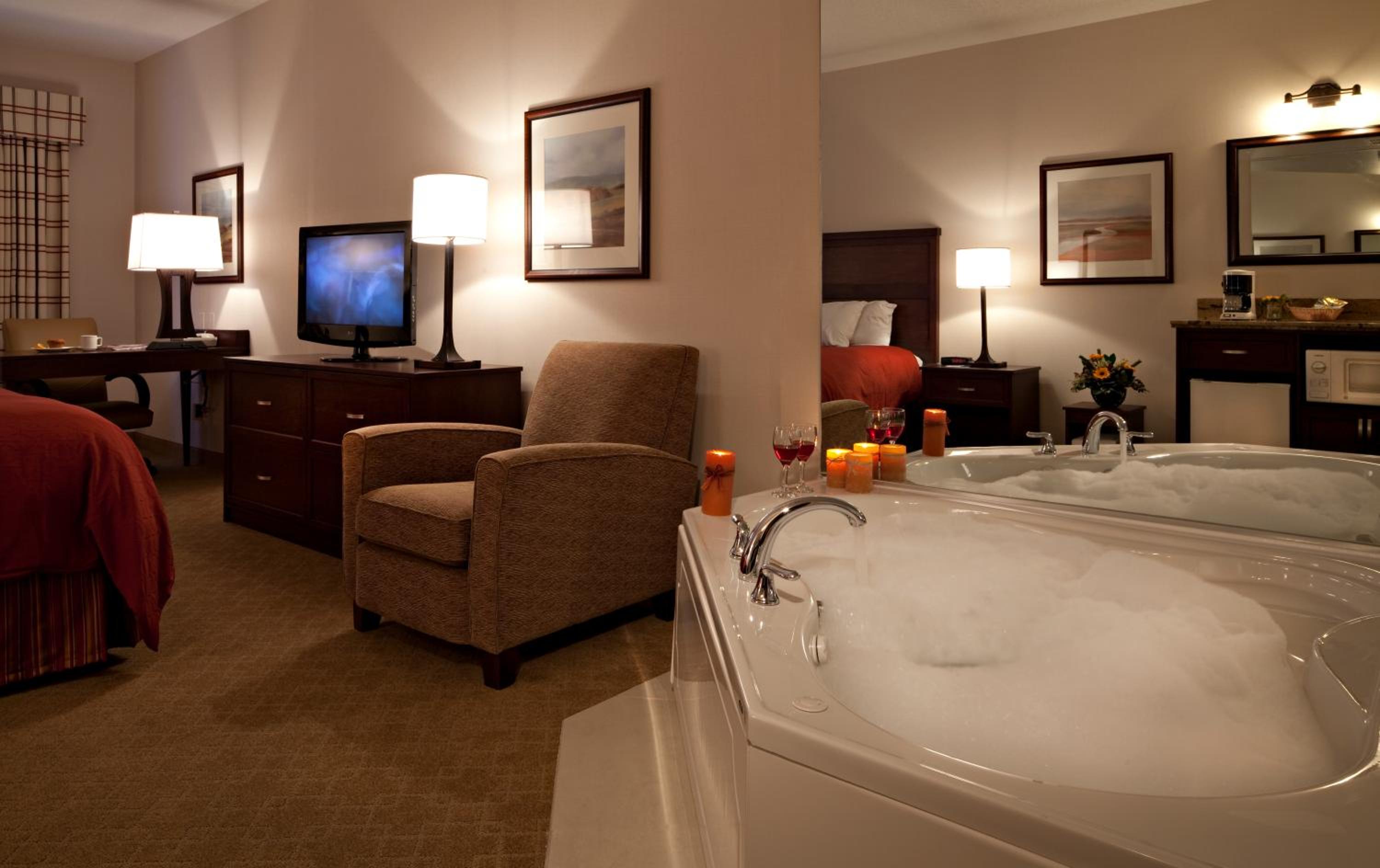 King Suite with Whirlpool - Non-Smoking photo 3