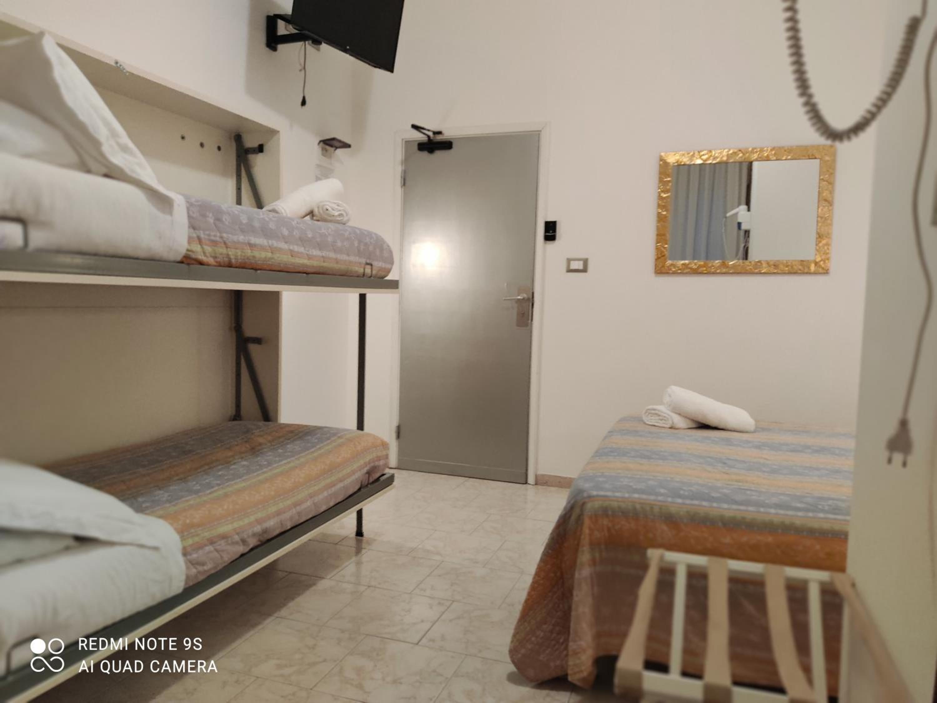 Quadruple Room with Private Bathroom photo 2