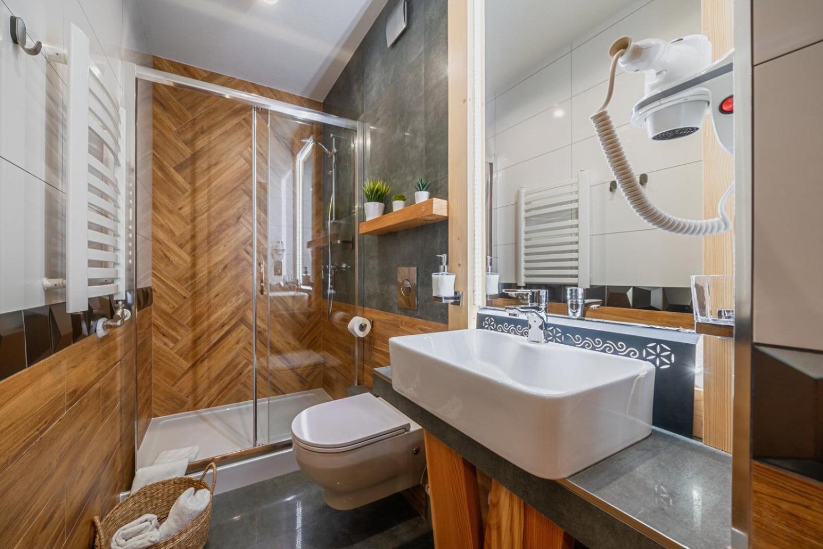 Deluxe Triple Room - Photo 12