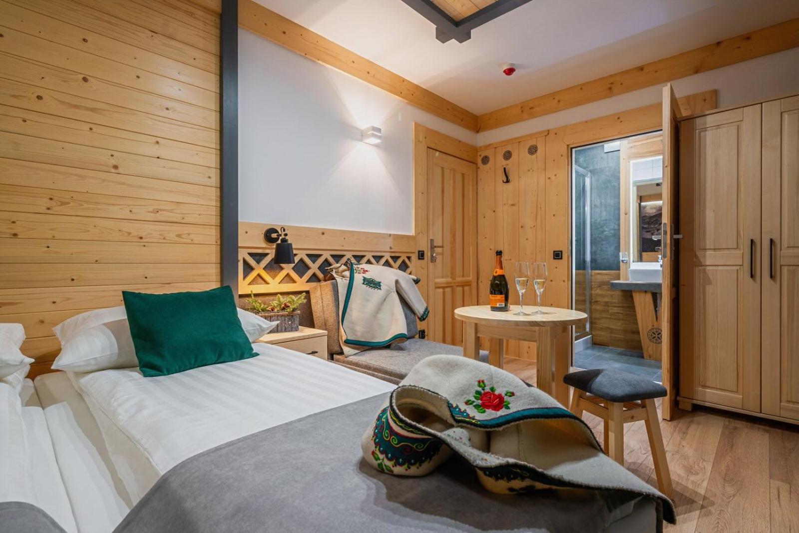 Deluxe Double Room - Photo 21