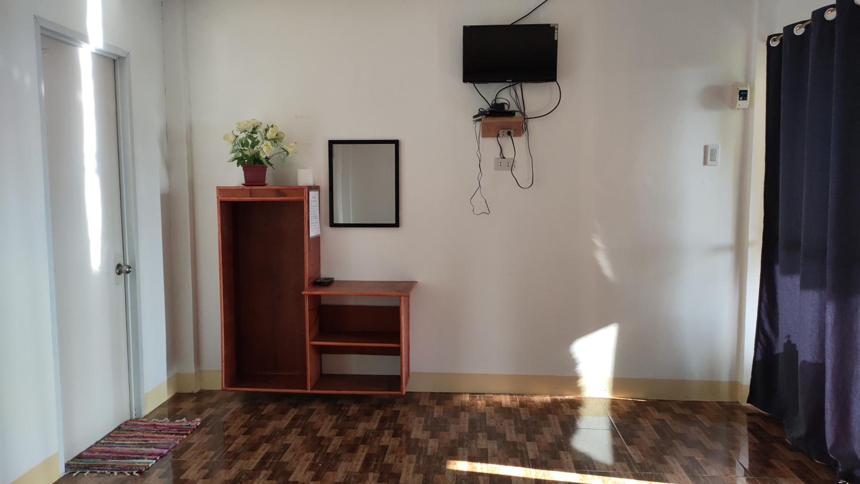 Family Room with Balcony - Photo 4