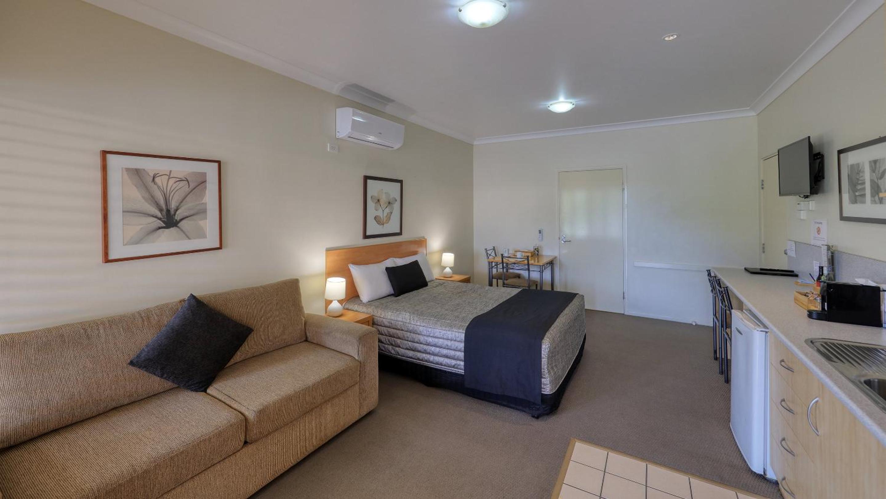 Queen Room - Disability Access photo 3