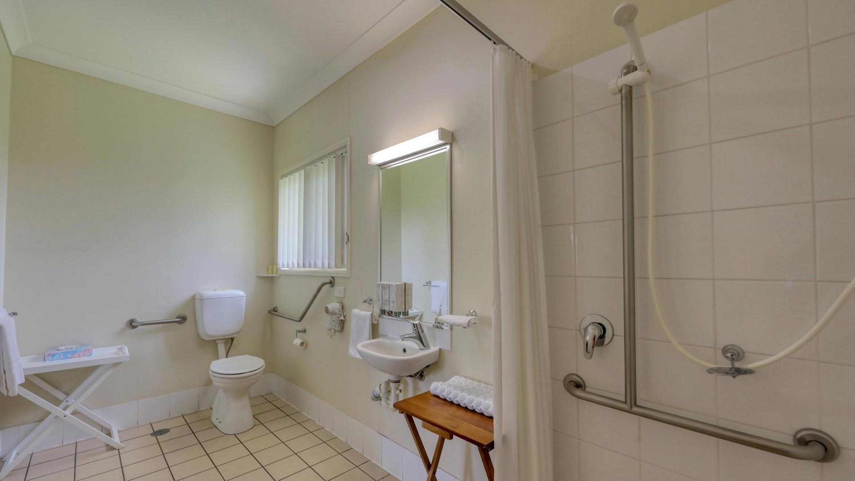Queen Room - Disability Access photo 2