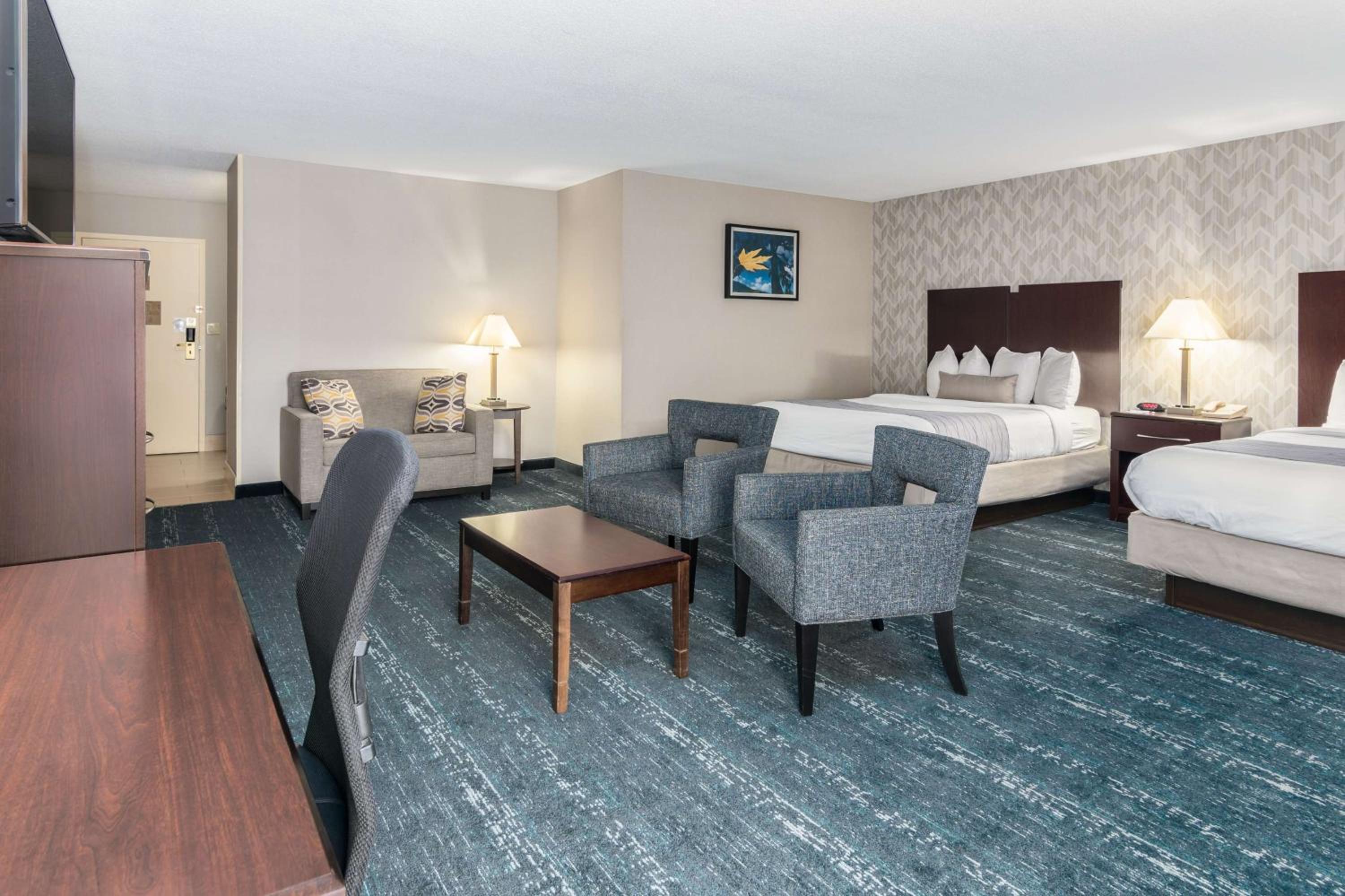 Queen Room with Two Queen Beds - Non-Smoking - Photo 4