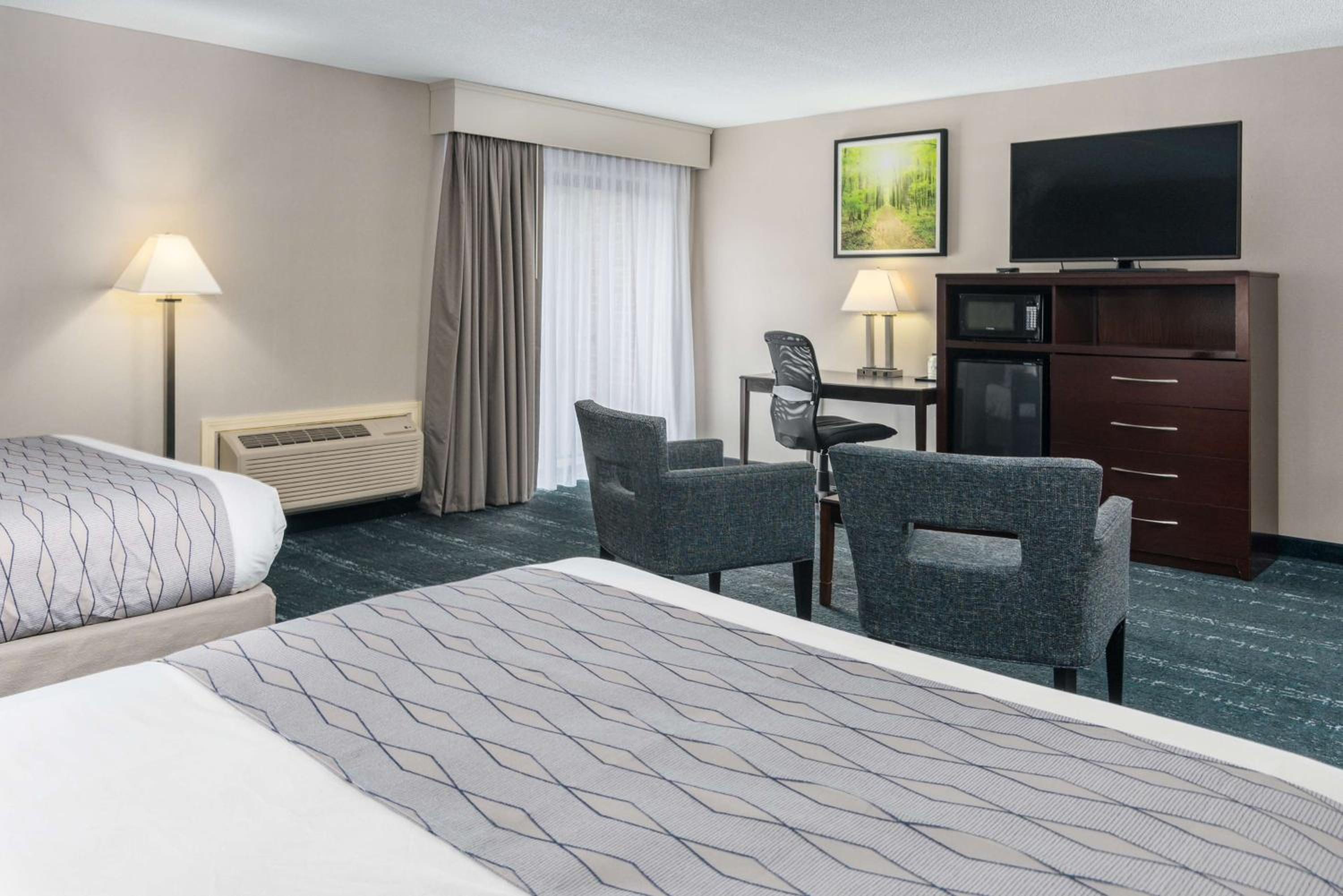 Queen Room with Two Queen Beds - Non-Smoking - Photo 5