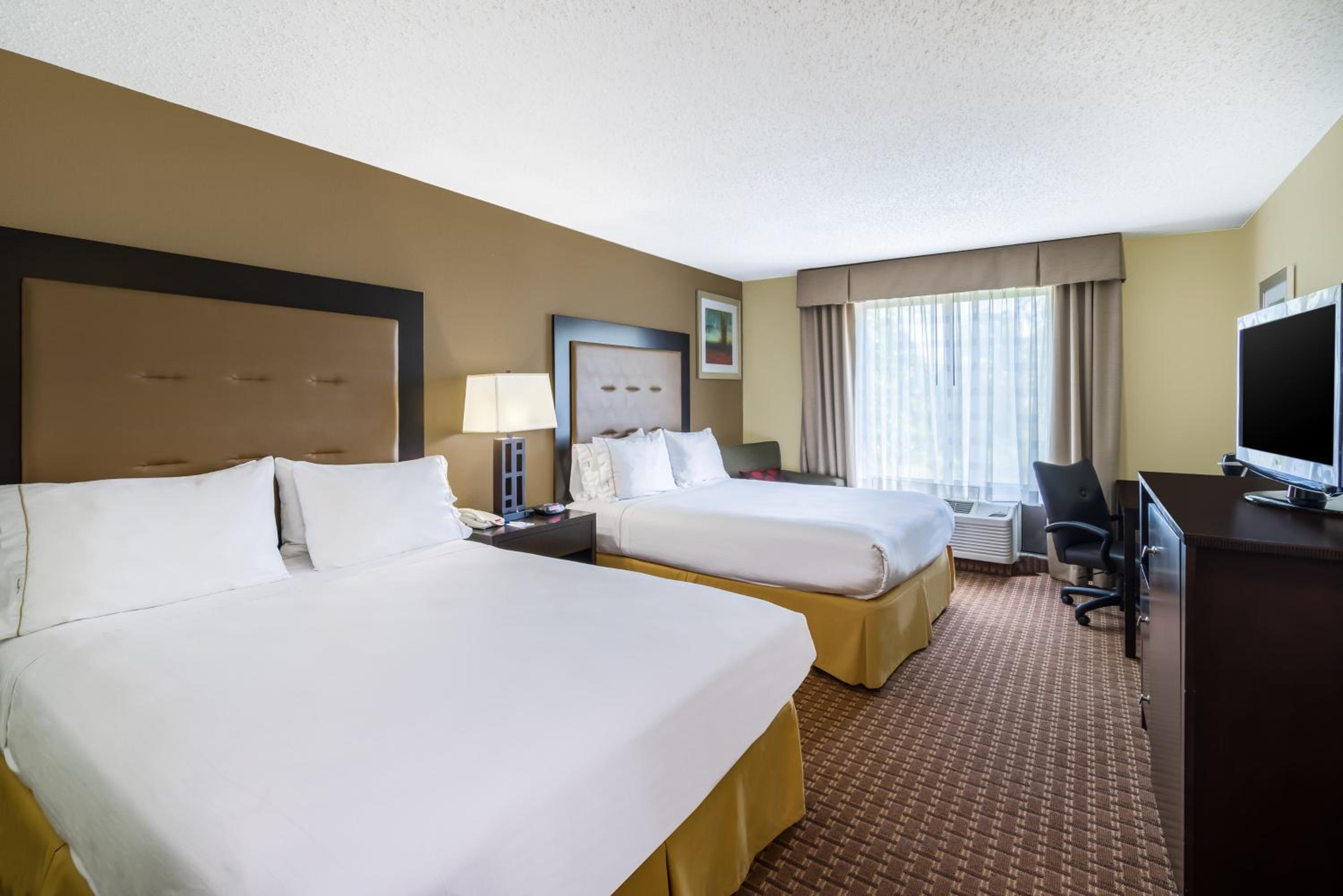 Standard Room with Two Queen Beds - Photo 2