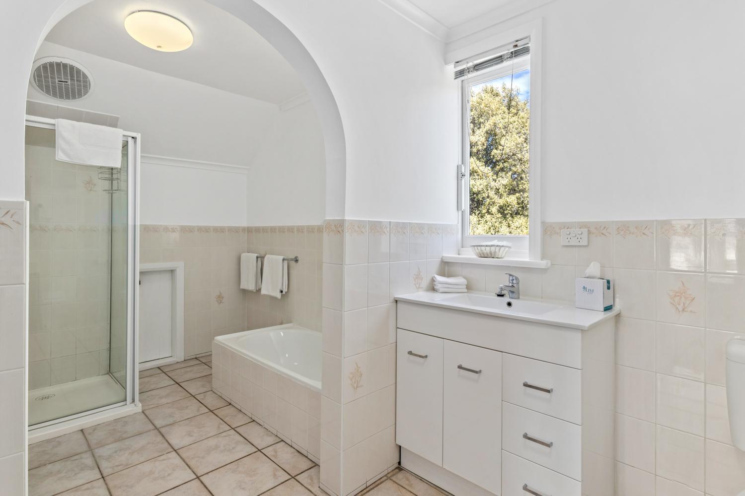 Five-Bedroom House photo 2