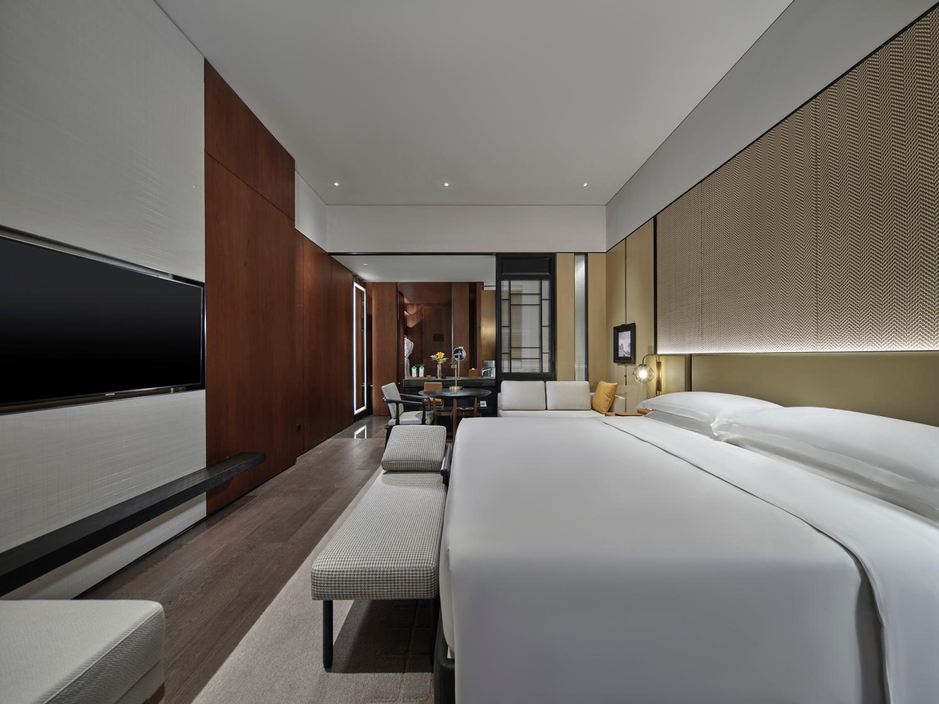 Classic King Room with City View - Photo 2