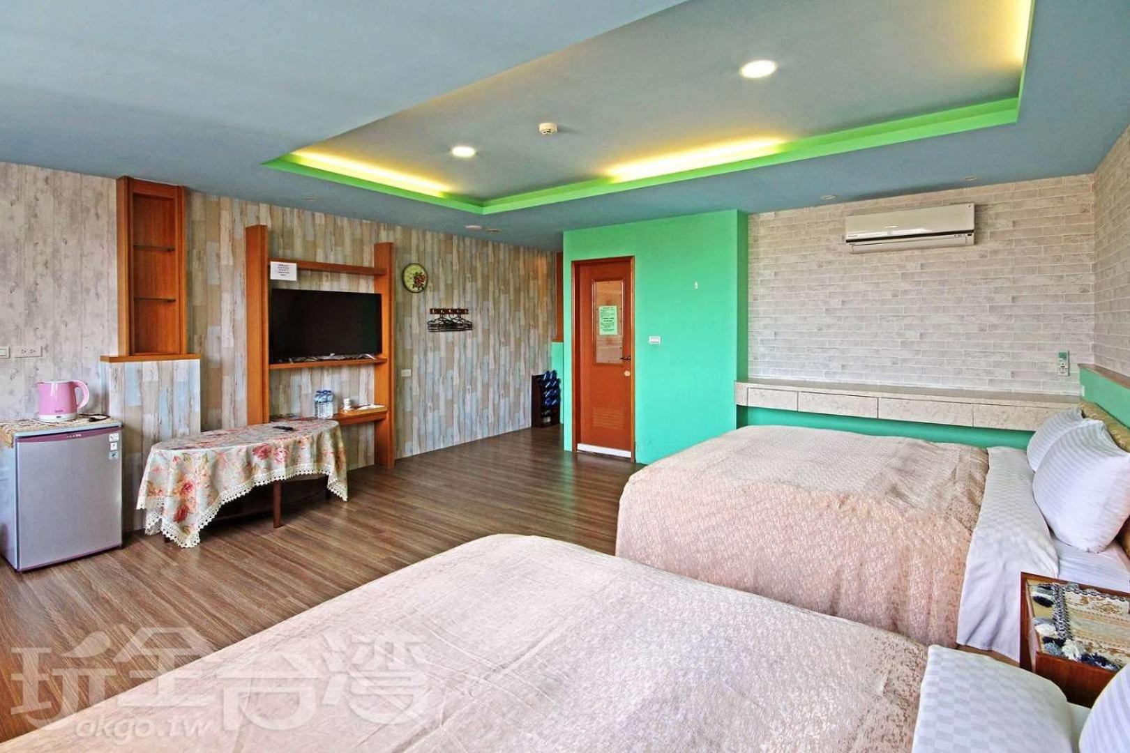Standard Queen Room with Two Queen Beds photo 3