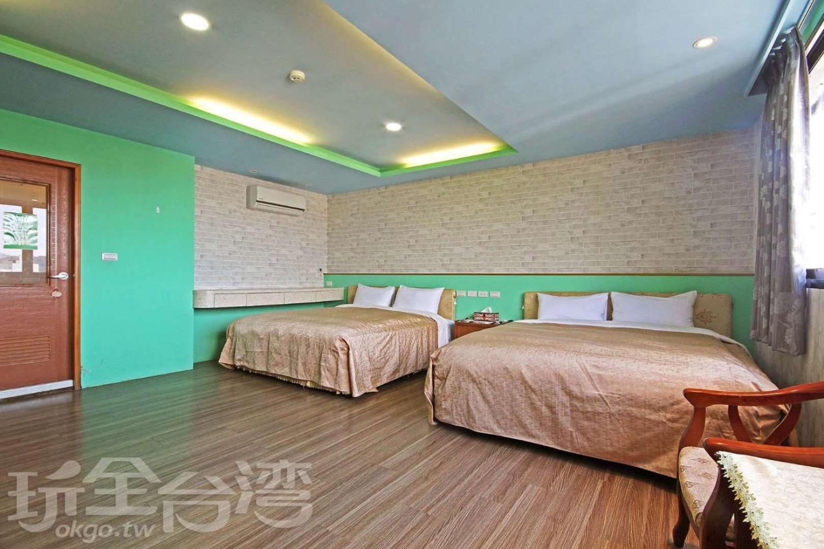 Standard Queen Room with Two Queen Beds photo 2