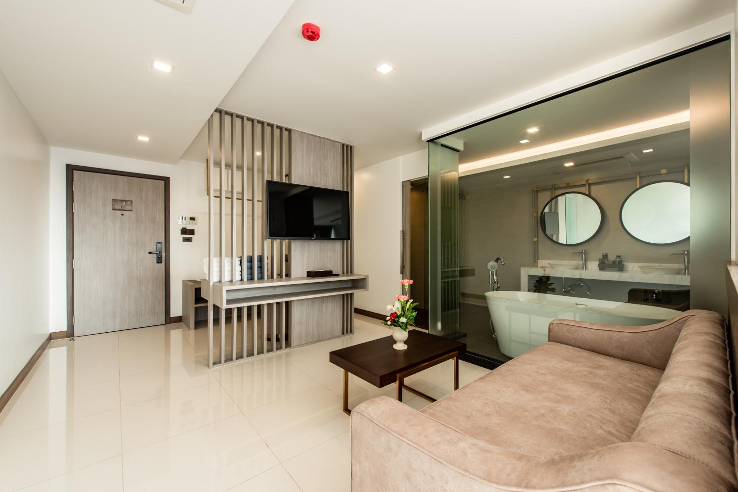Queen Room with Garden View - Photo 7