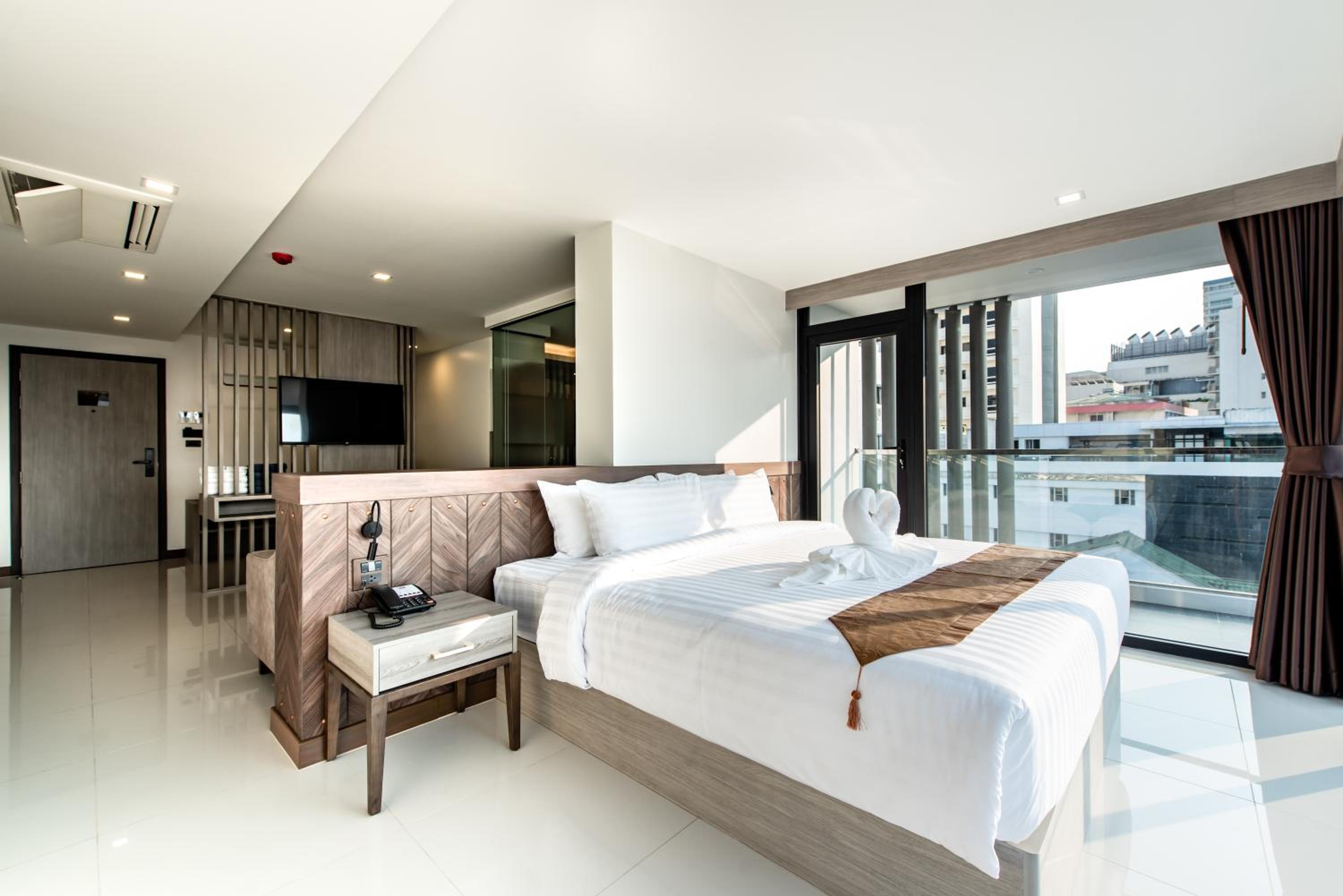 Queen Room with Garden View - Photo 13