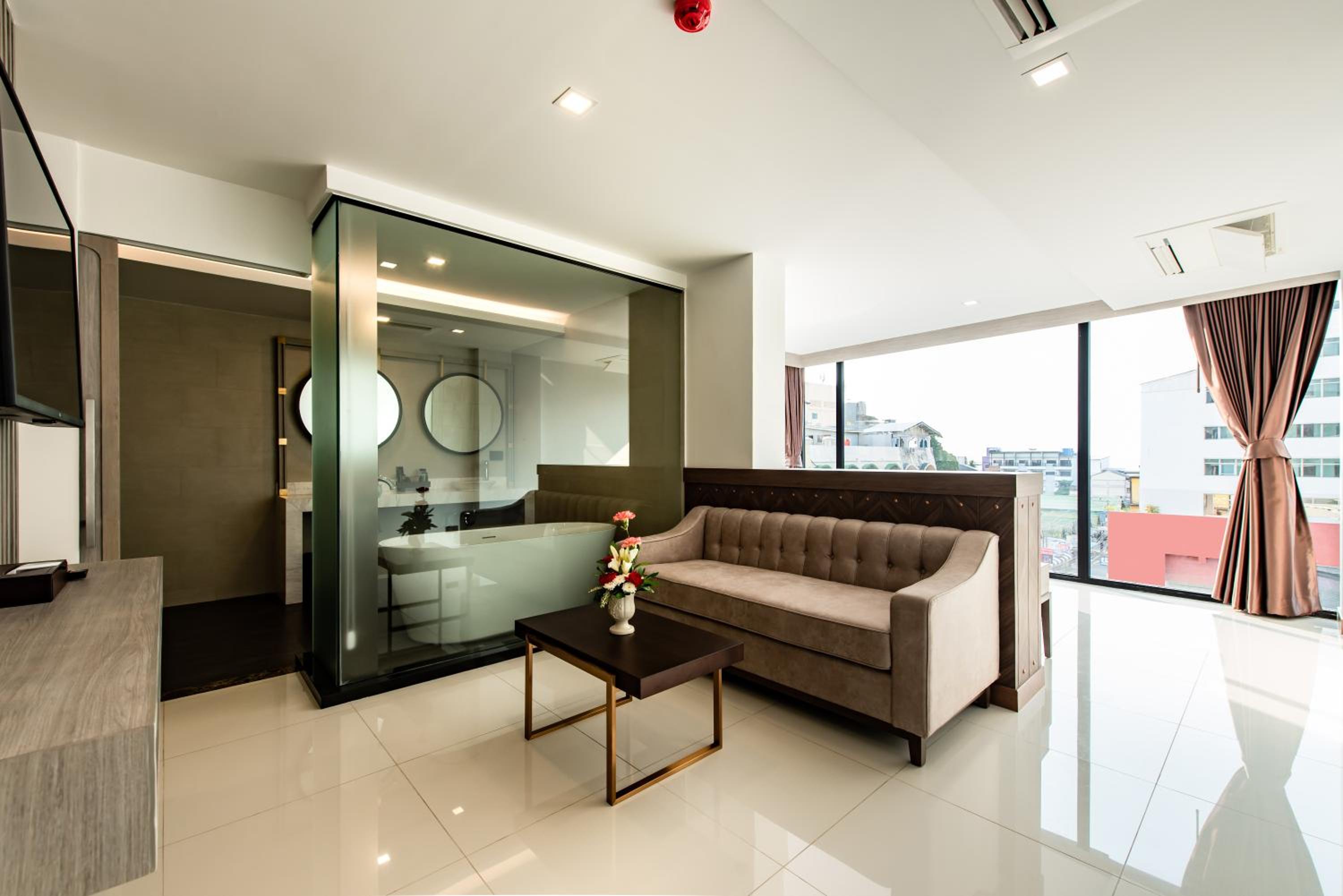 Queen Room with Garden View - Photo 9