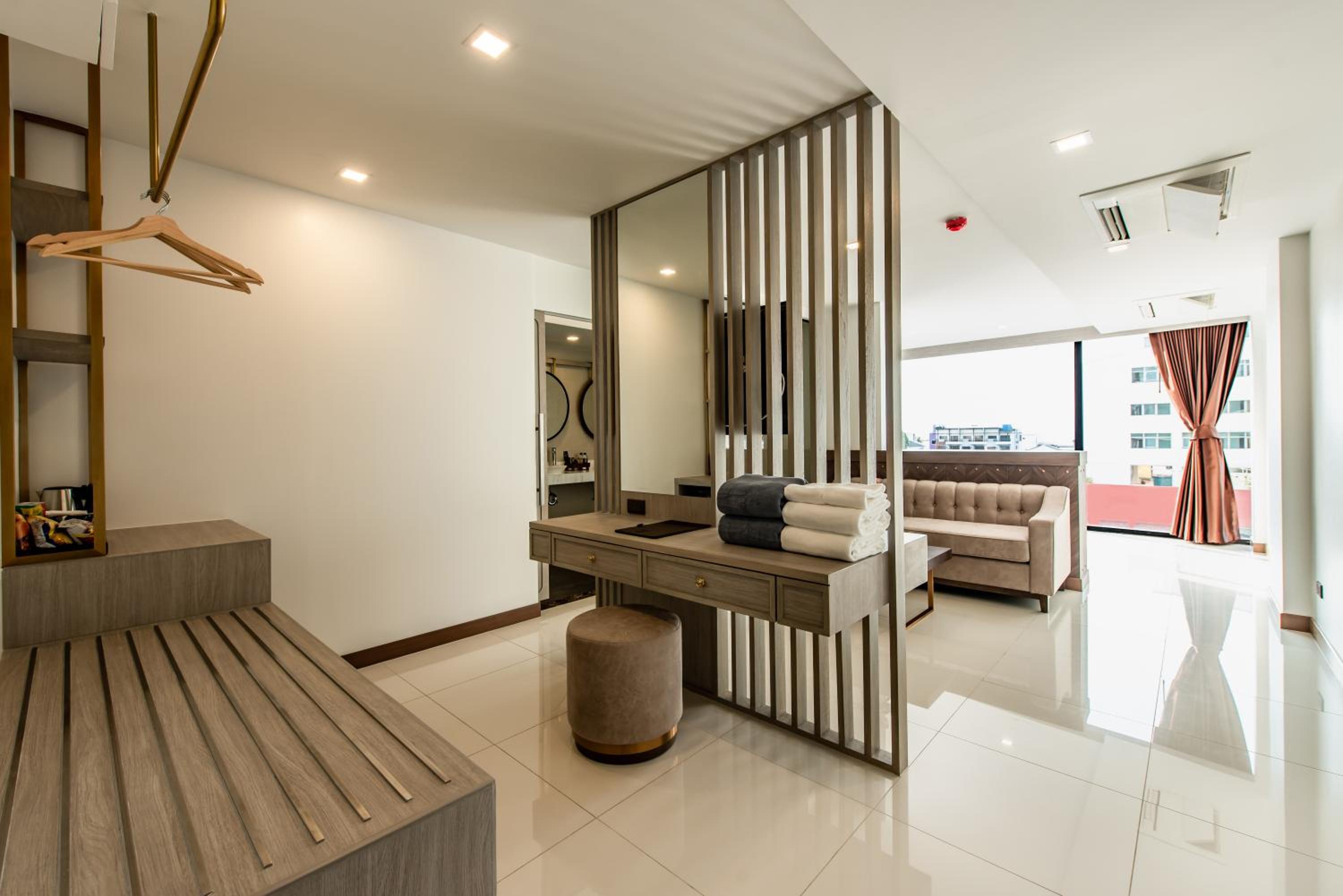 Queen Room with Garden View - Photo 12