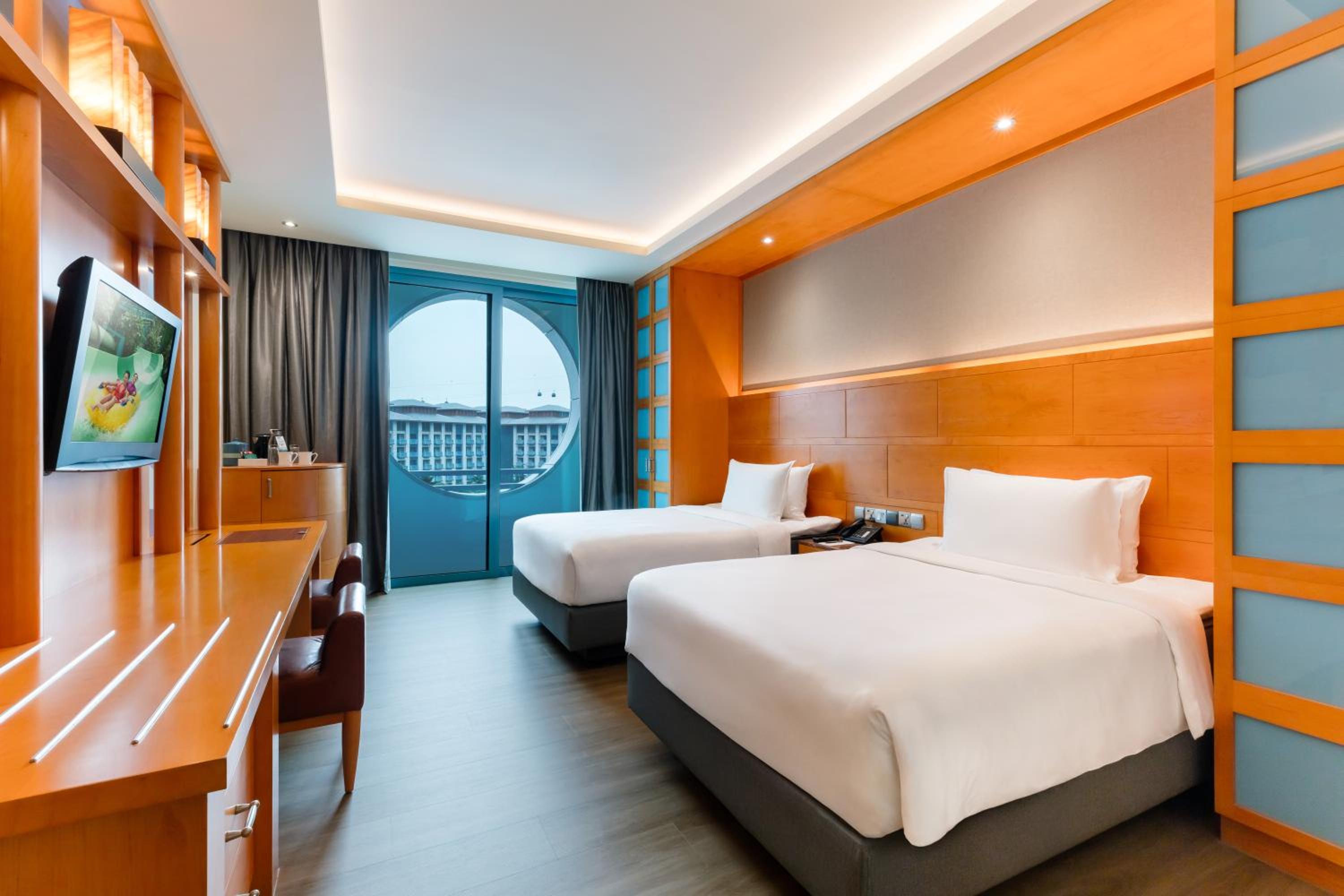 3d2n Divas Hit The Road: Double The Thrills Package - Deluxe Room With Complimentary One Day Tickets For 2 Adults To Universal Studios Singapore & Adventure Cove Waterpark