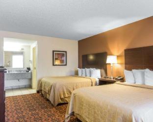 2 Queen Beds | Non-Smoking- - Photo 3
