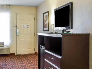 2 Queen Beds | Non-Smoking- - Photo 8