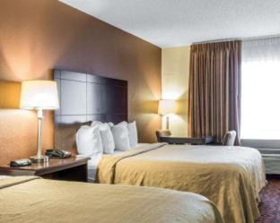2 Queen Beds | Non-Smoking- - Photo 4