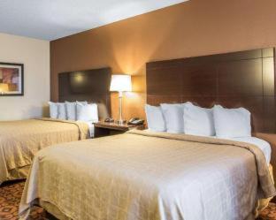 2 Queen Beds | Non-Smoking- - Photo 6