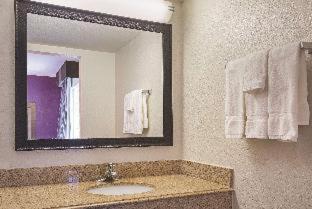 Room with Two Double Beds and Bath Tub - Mobility/Hearing Access - Non-Smoking - Photo 3