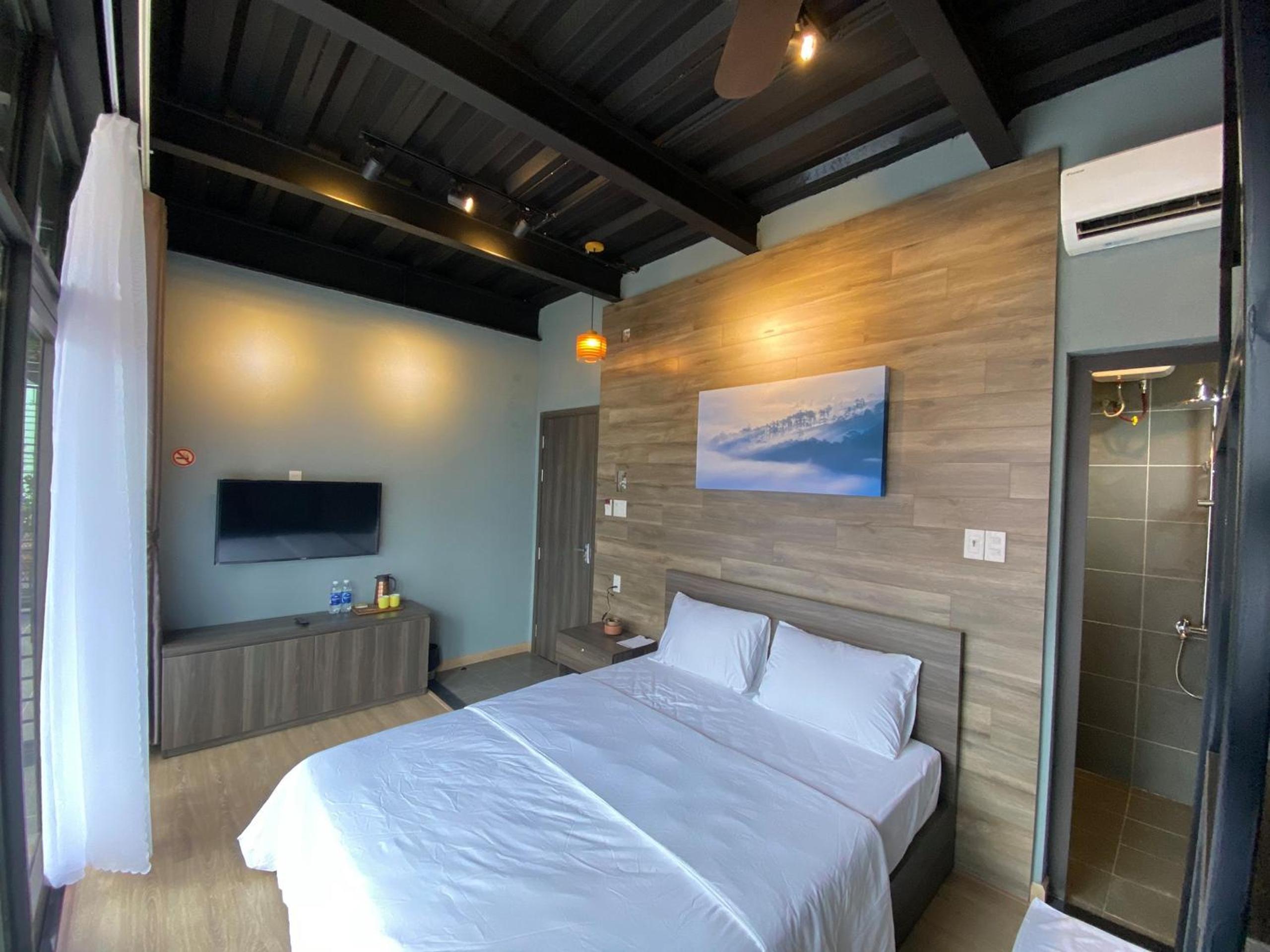 Queen Room with Balcony photo 2